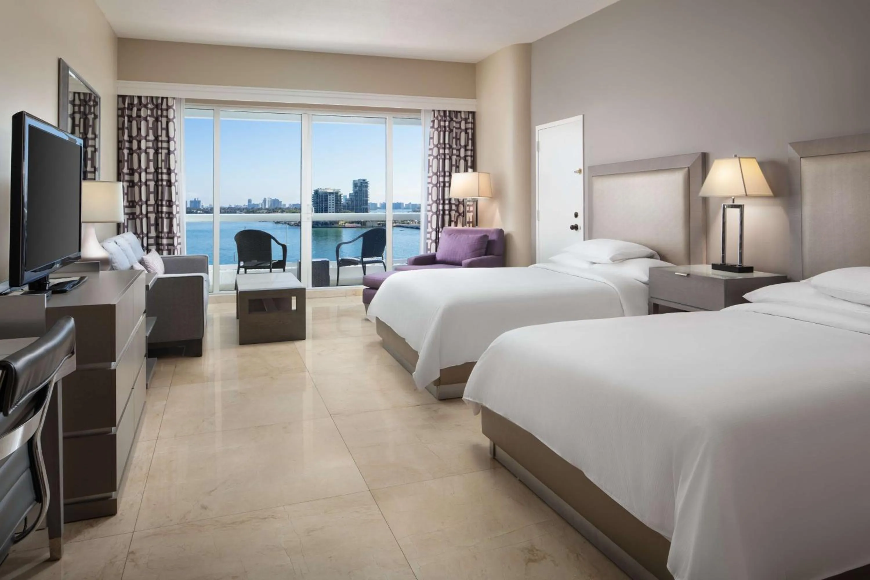 Bed in DoubleTree by Hilton Grand Hotel Biscayne Bay
