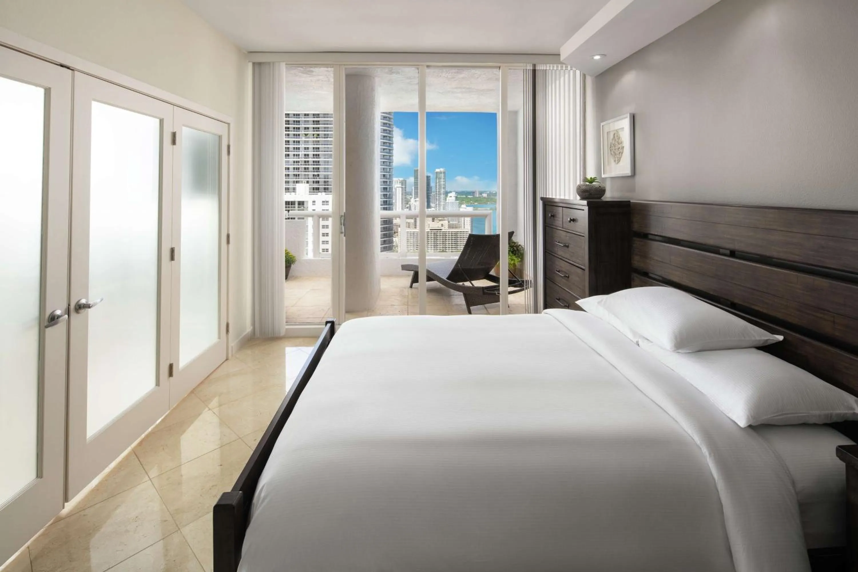 Bed in DoubleTree by Hilton Grand Hotel Biscayne Bay