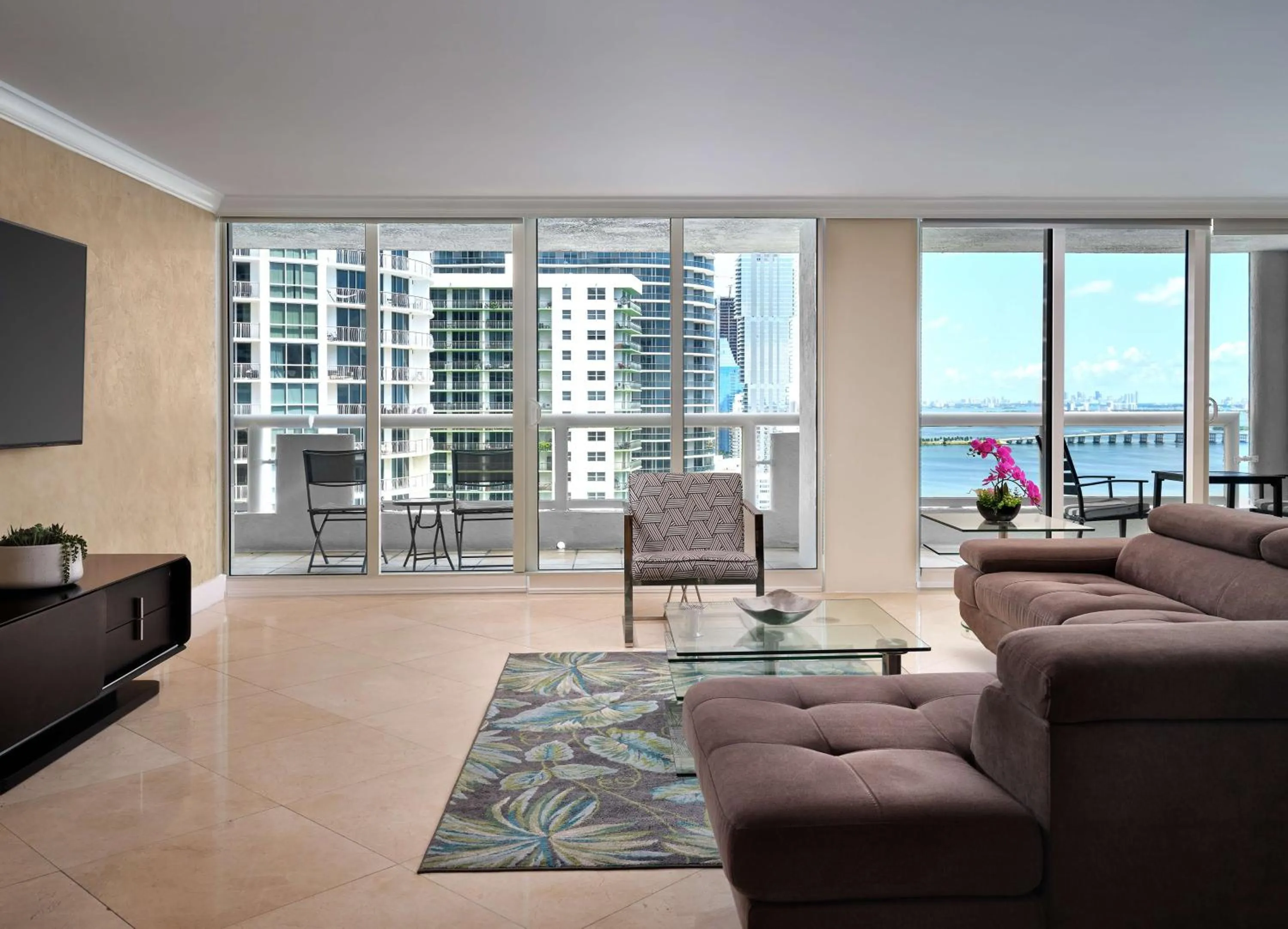 Living room in DoubleTree by Hilton Grand Hotel Biscayne Bay