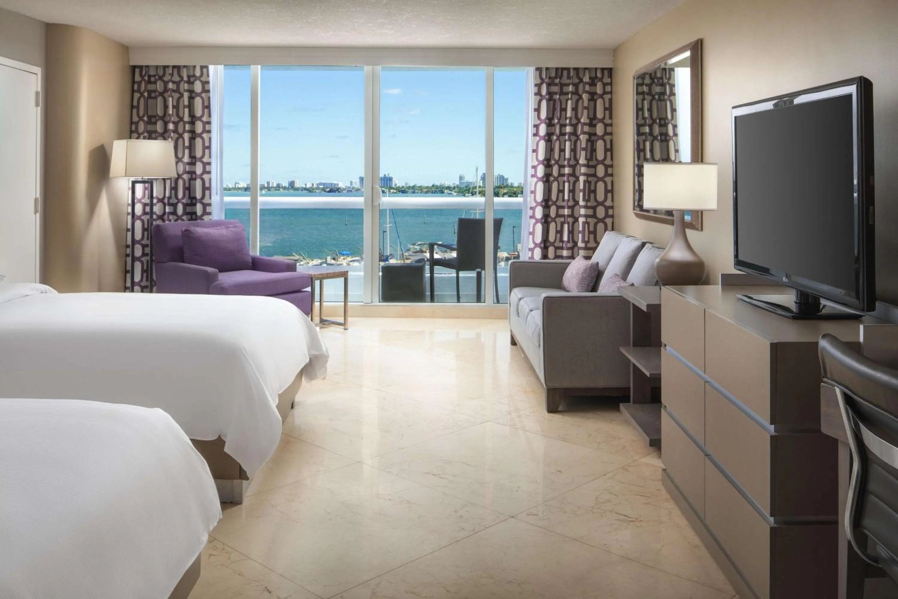 Living room, Bed in DoubleTree by Hilton Grand Hotel Biscayne Bay