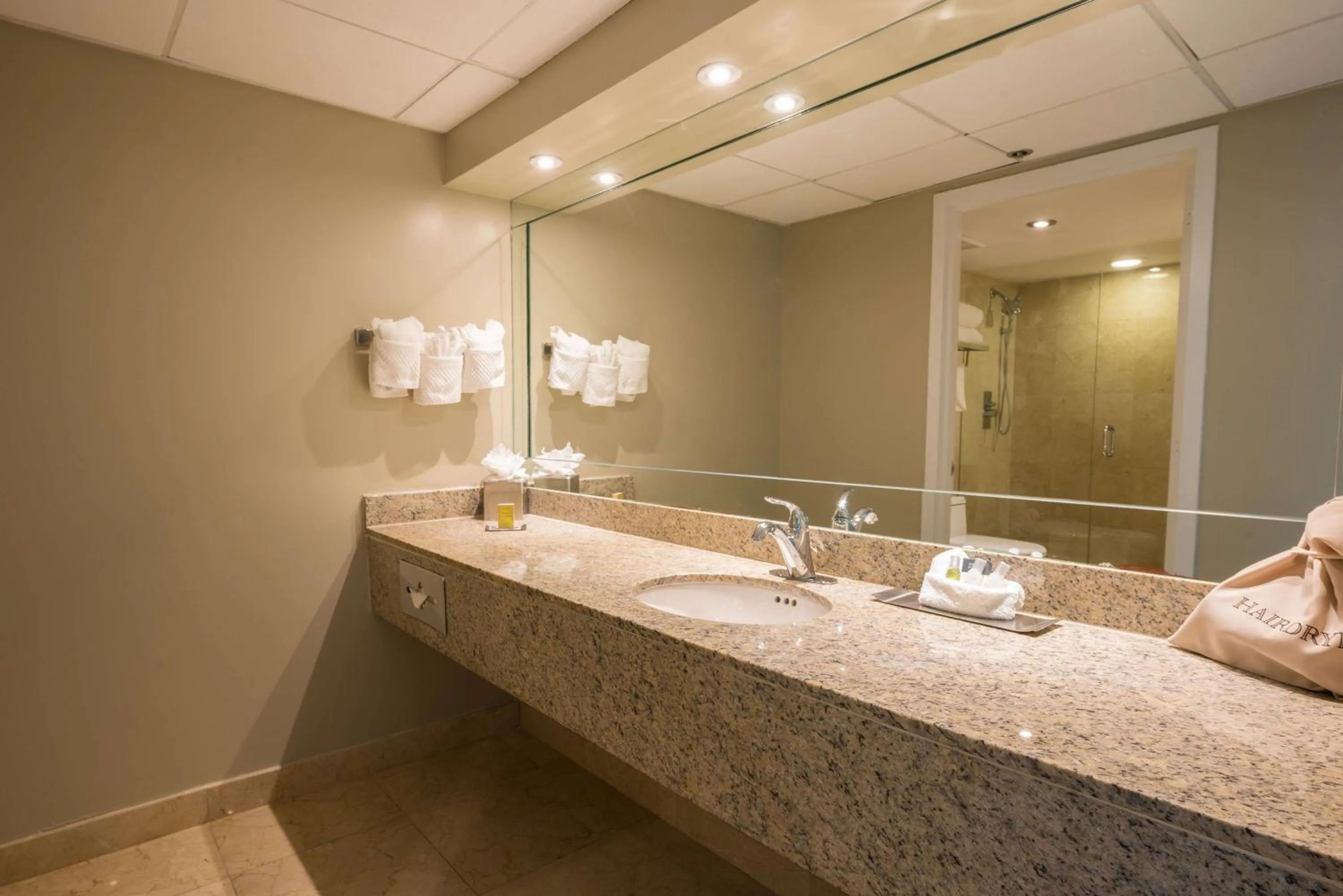 Bed in DoubleTree by Hilton Grand Hotel Biscayne Bay