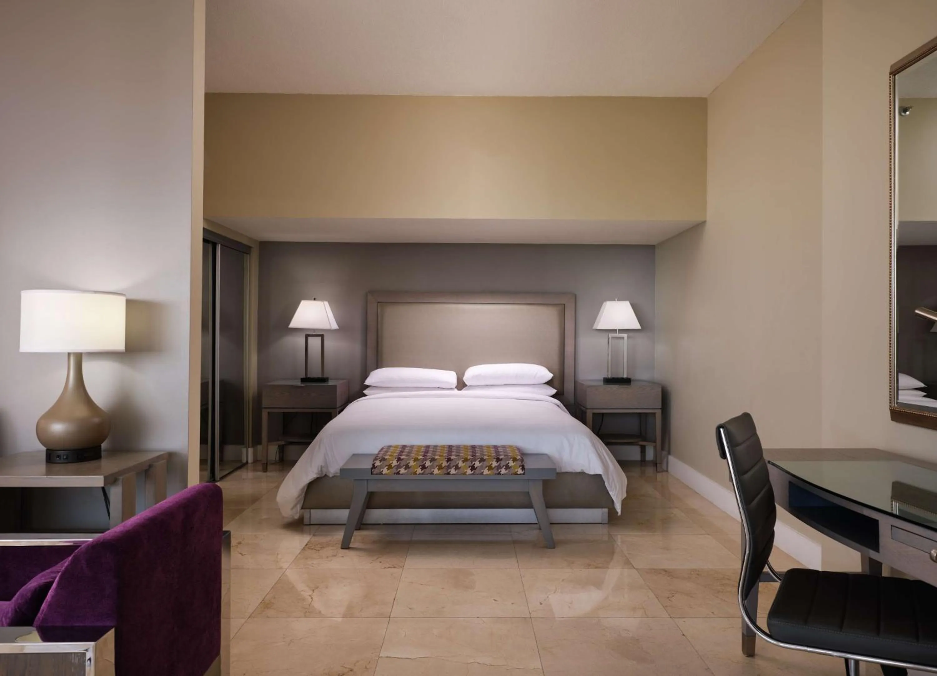 Bed in DoubleTree by Hilton Grand Hotel Biscayne Bay