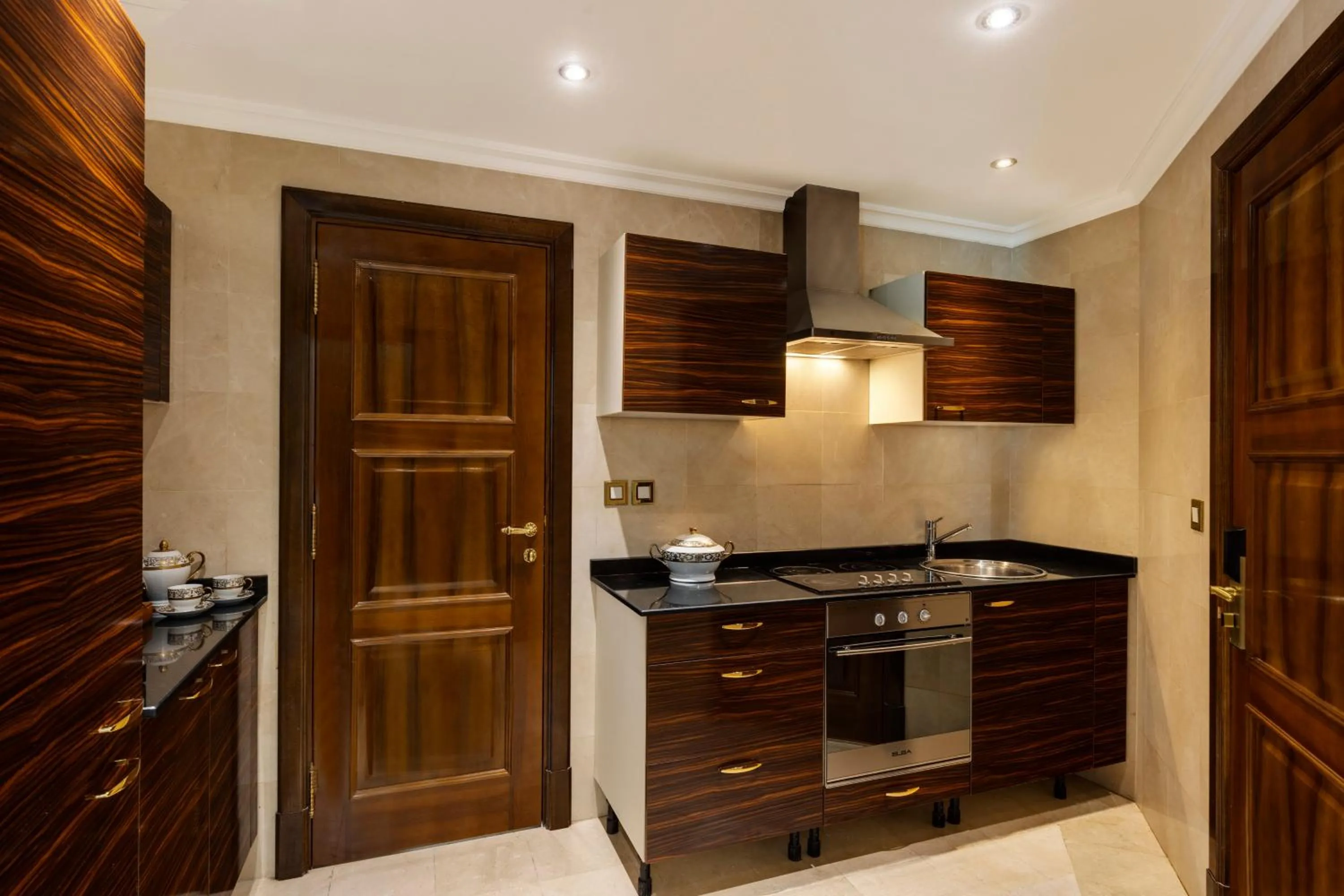 Kitchen or kitchenette in The Oberoi Madina المدينة أوبروي