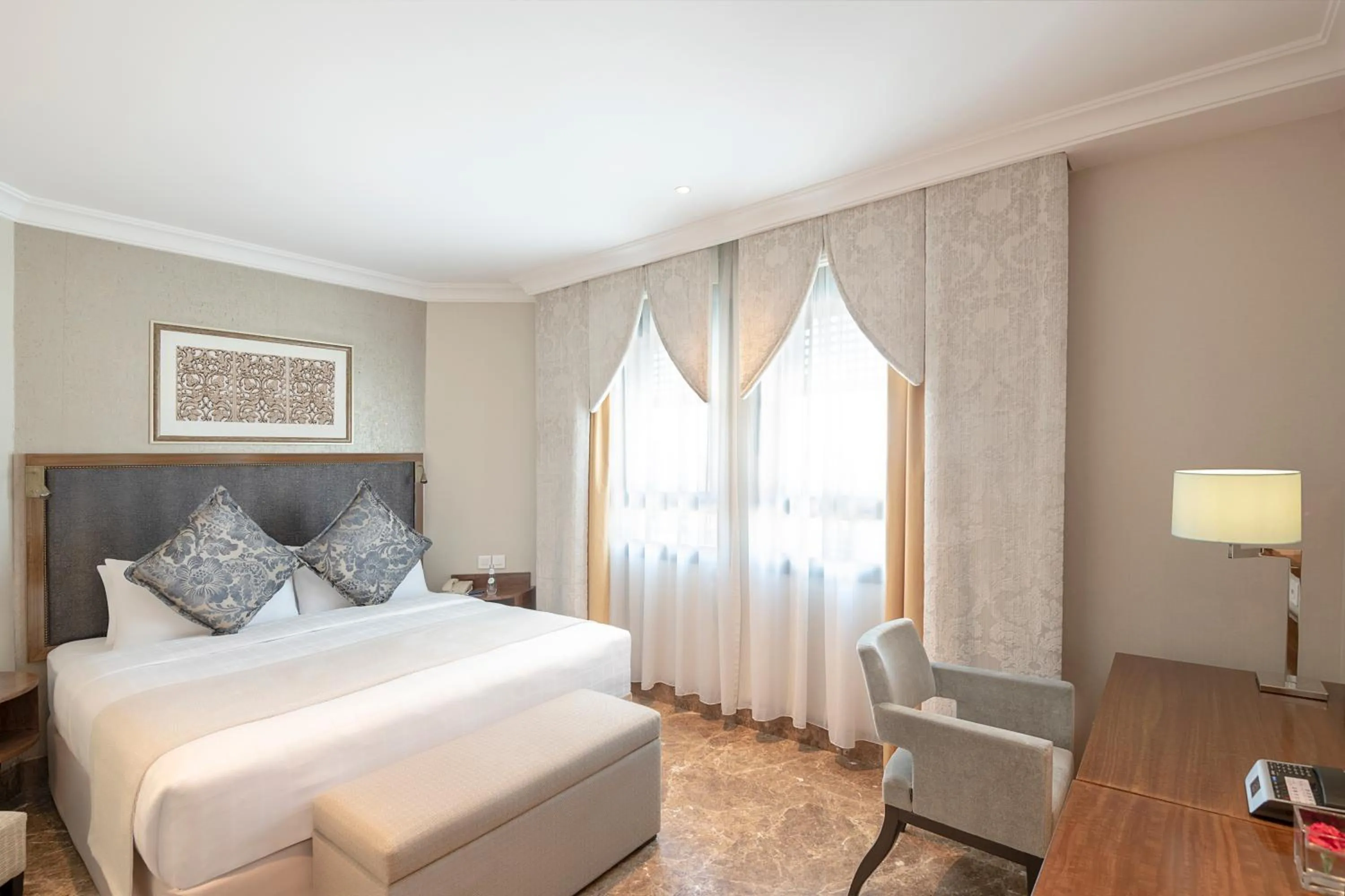 Bedroom, Bed in The Oberoi Madina المدينة أوبروي