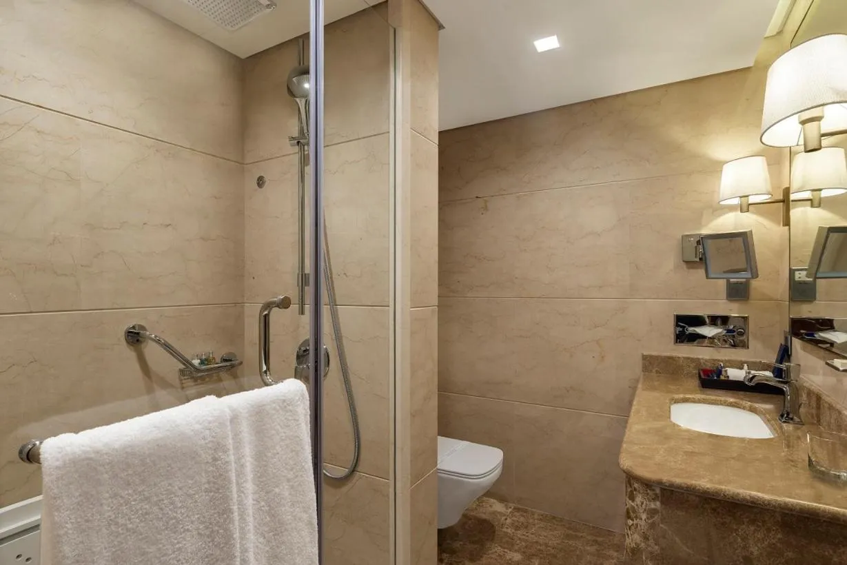 Bathroom in The Oberoi Madina المدينة أوبروي