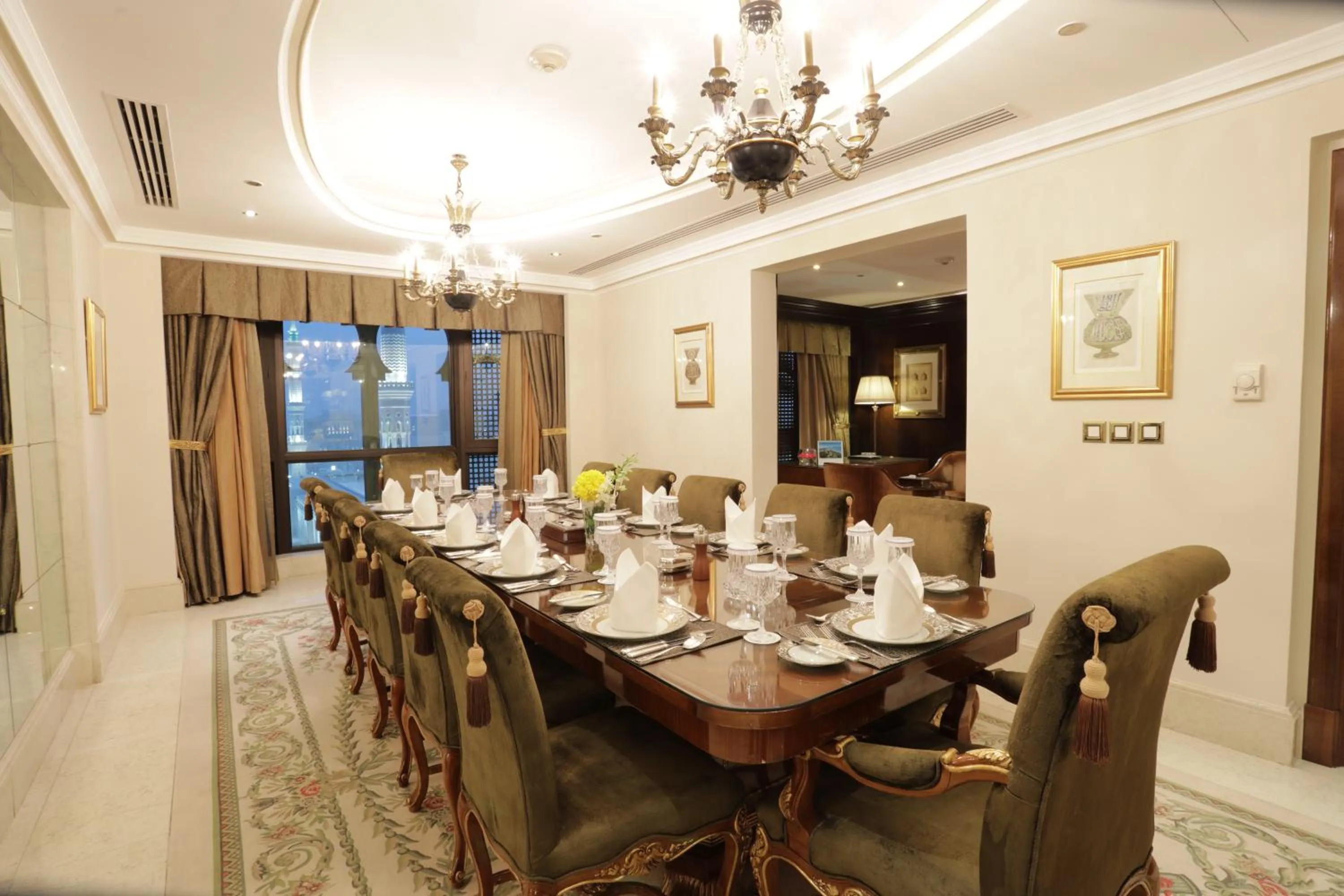 Dining area in The Oberoi Madina المدينة أوبروي