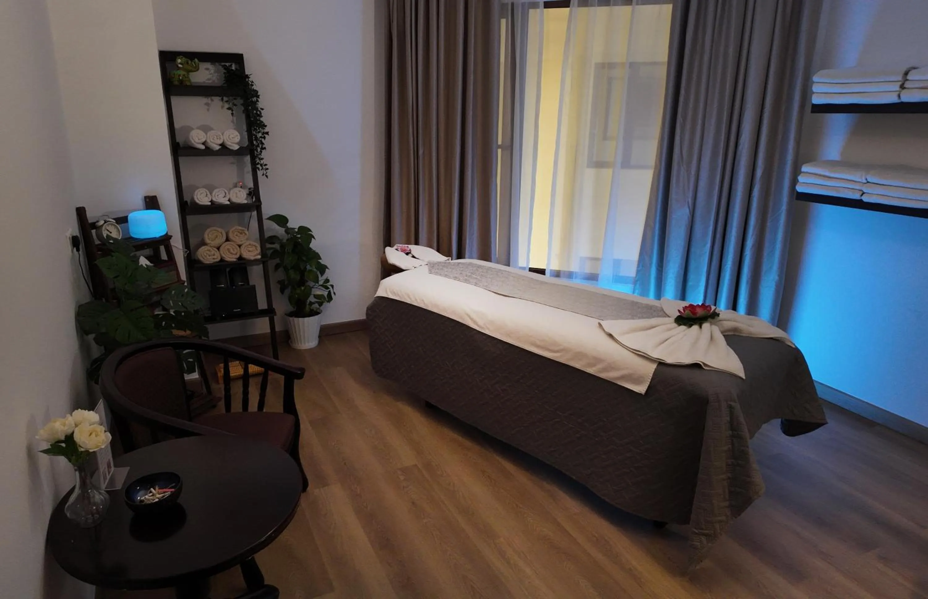 Massage, Bed in Golden Tulip Muscat