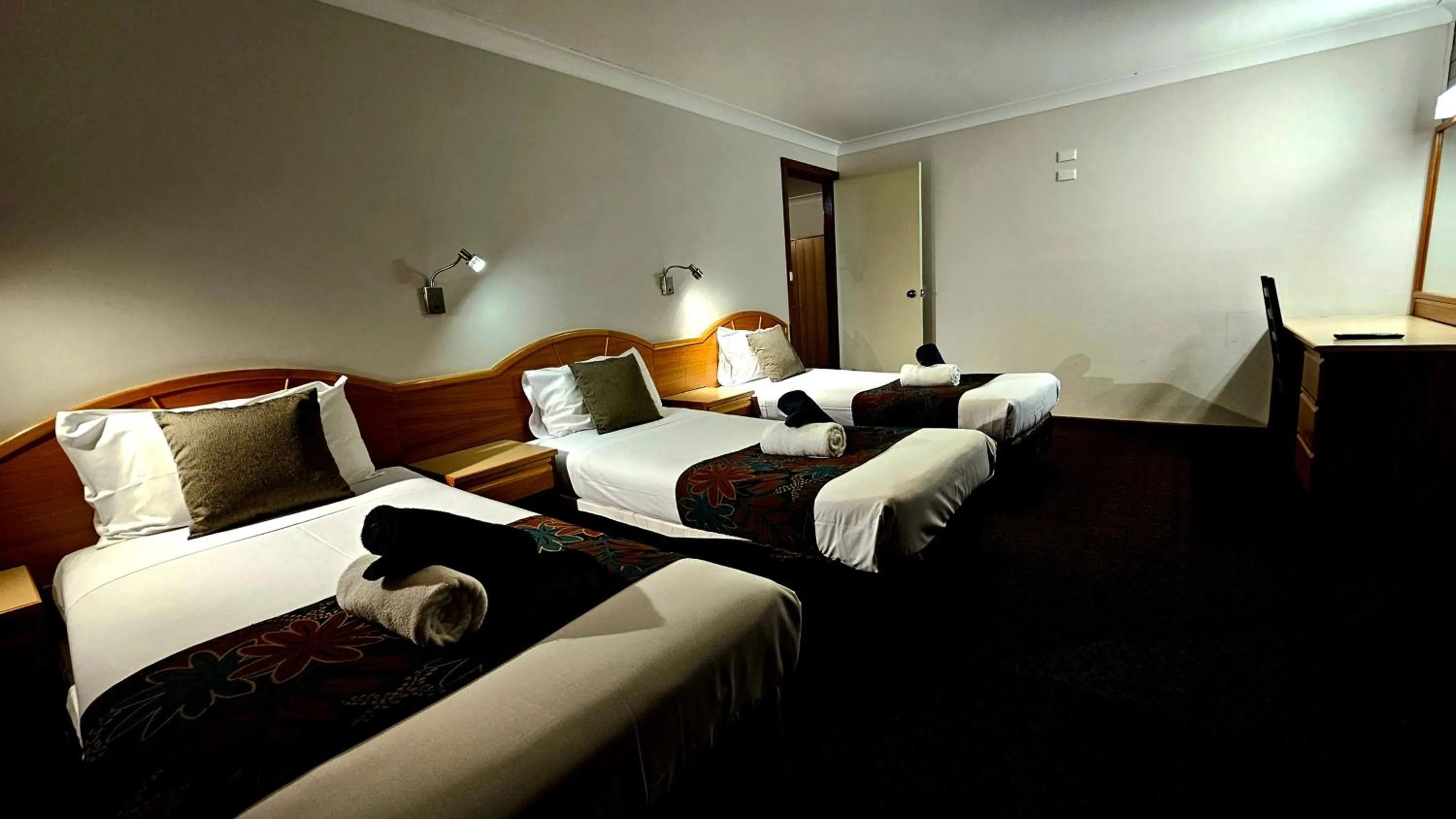 Bedroom, Bed in Hilltops Retreat Motor Inn