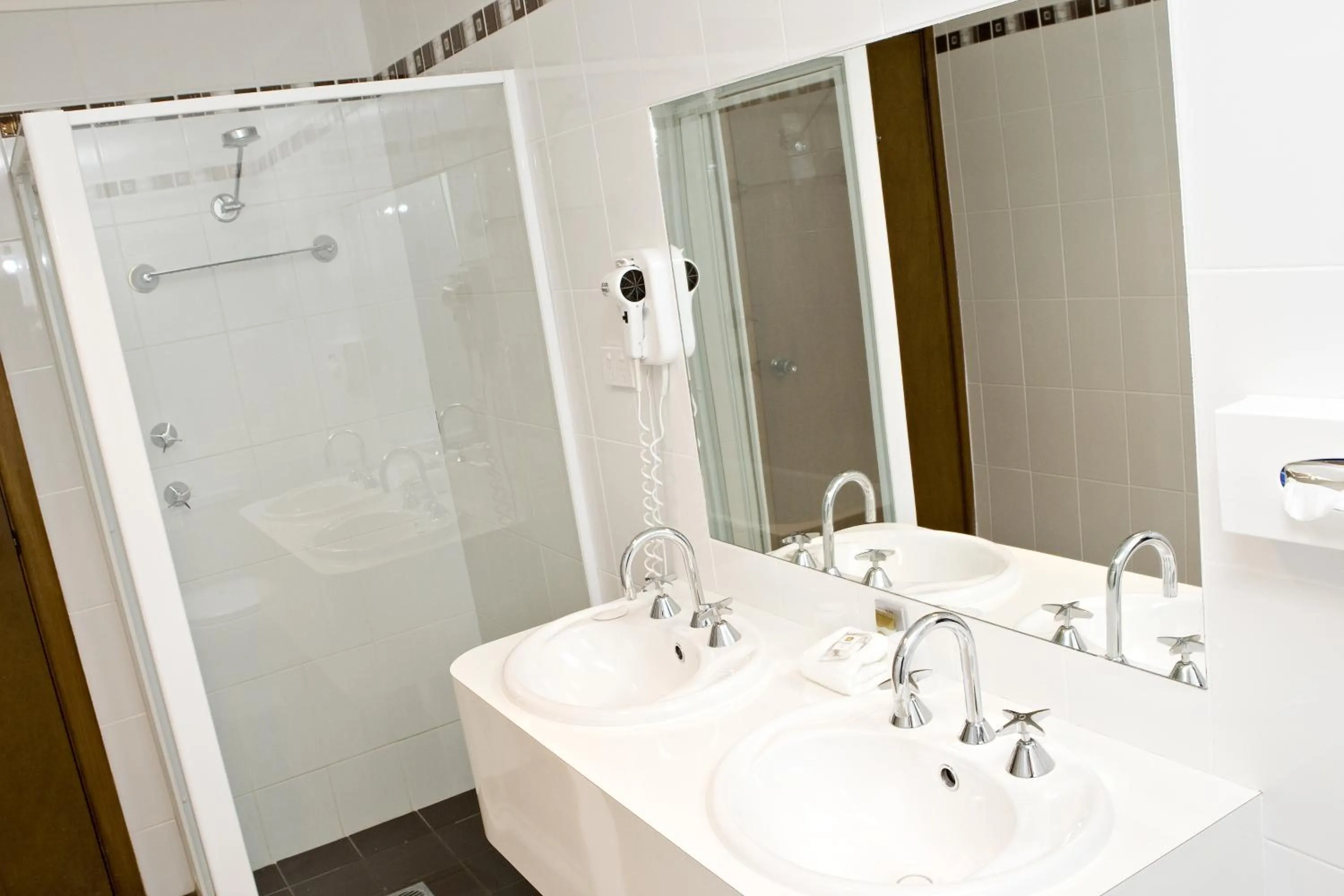 Bathroom in Hilltops Retreat Motor Inn