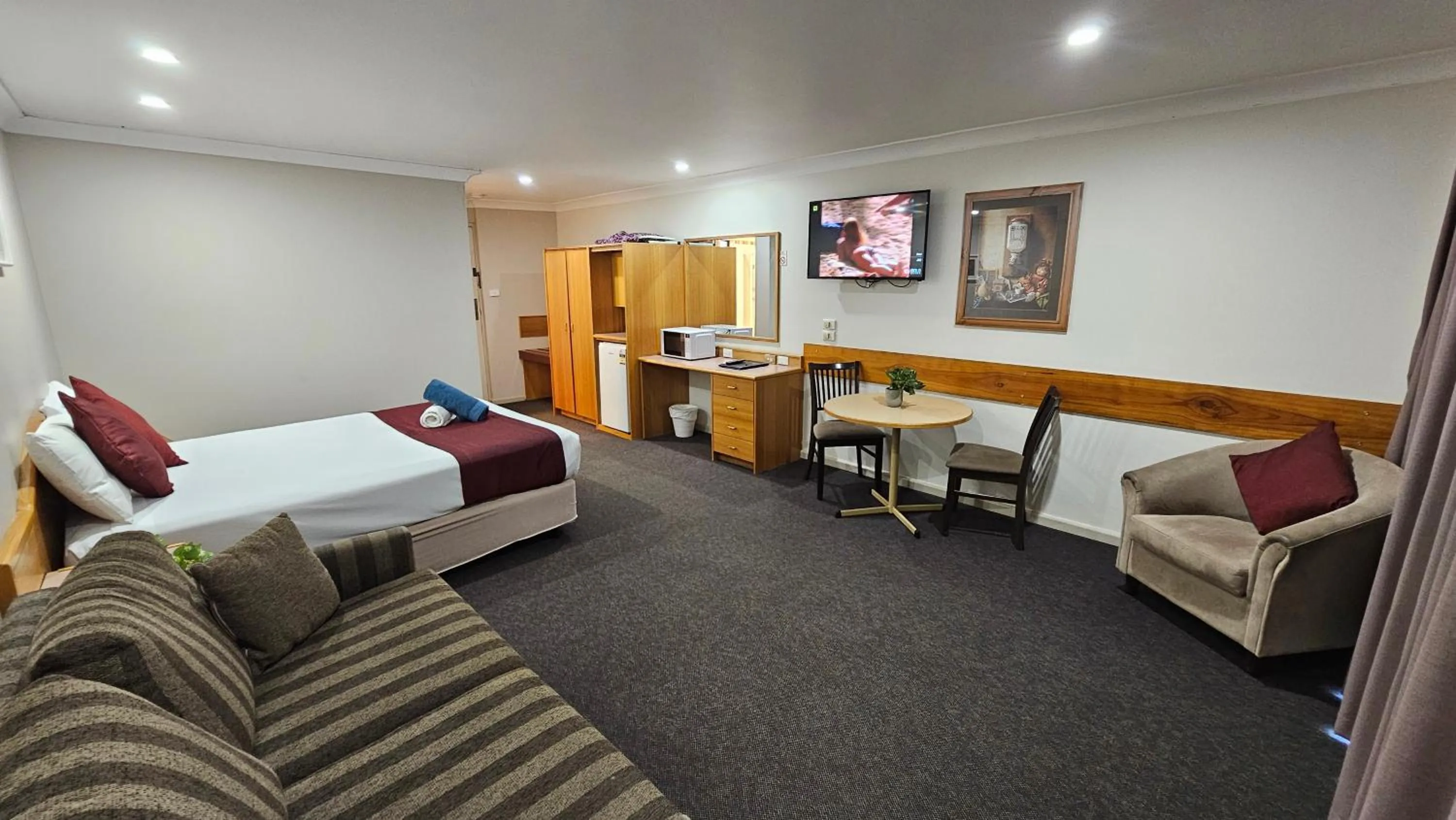 Photo of the whole room, Bed in Hilltops Retreat Motor Inn