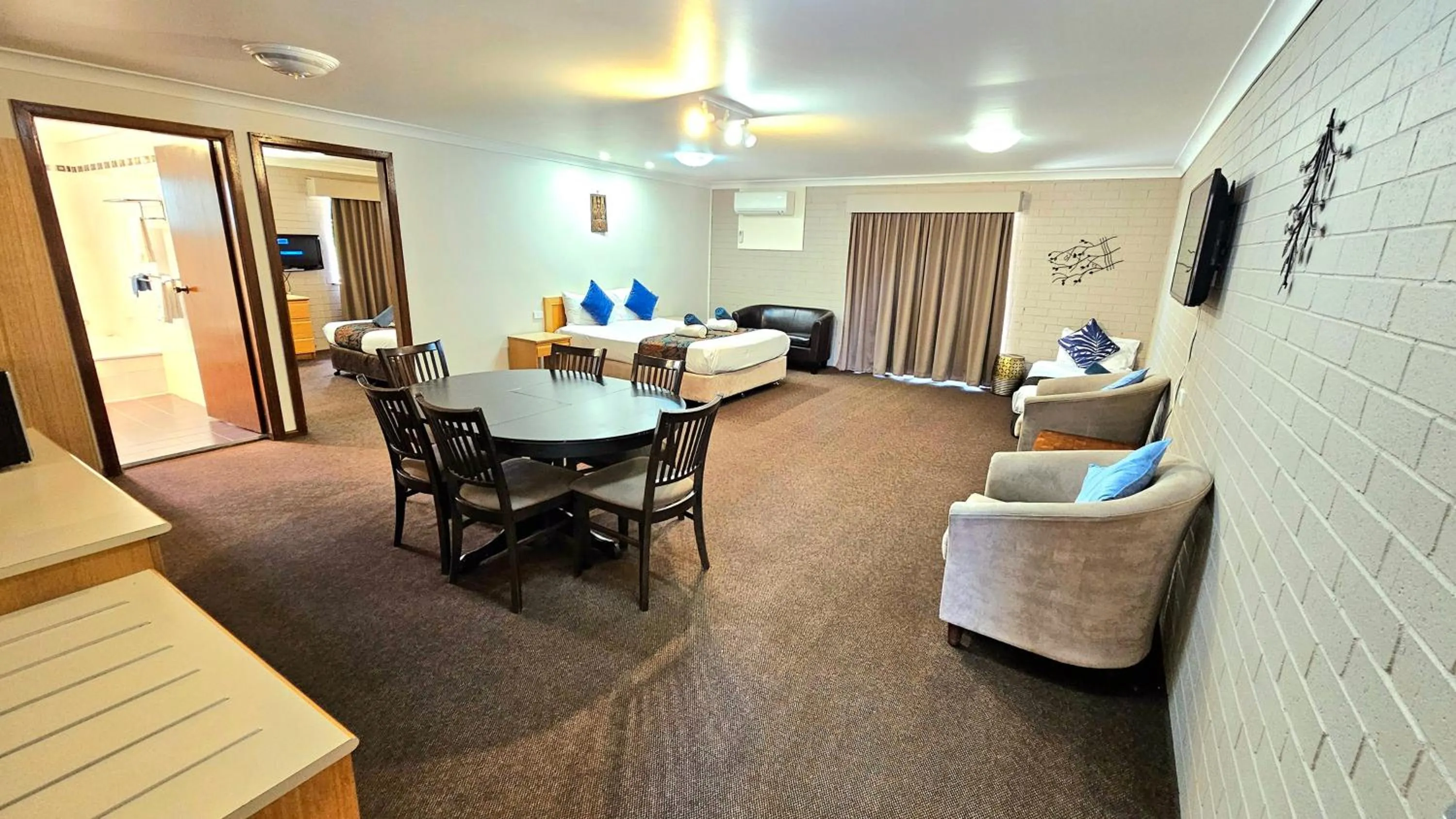 Photo of the whole room in Hilltops Retreat Motor Inn