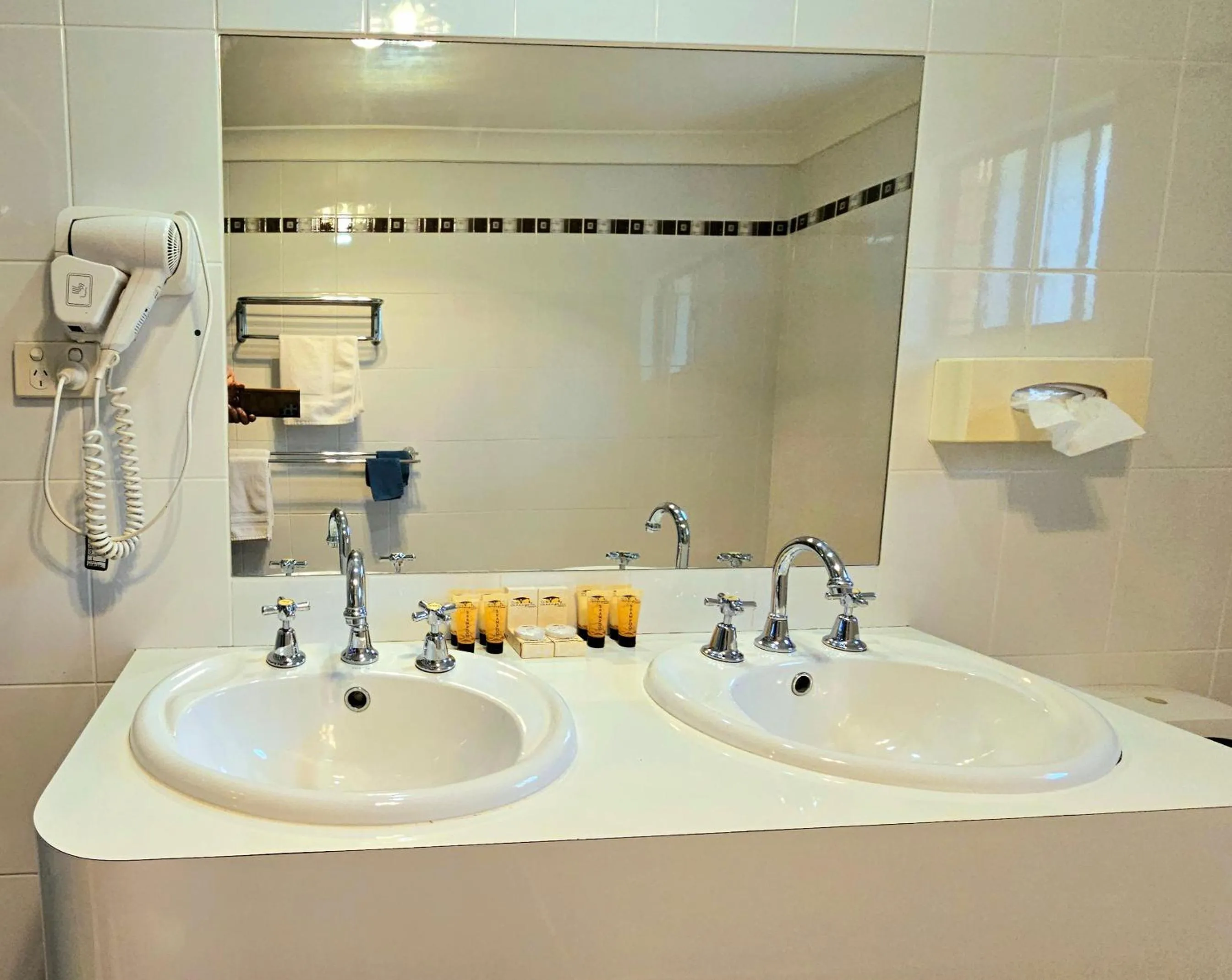 Bathroom in Hilltops Retreat Motor Inn