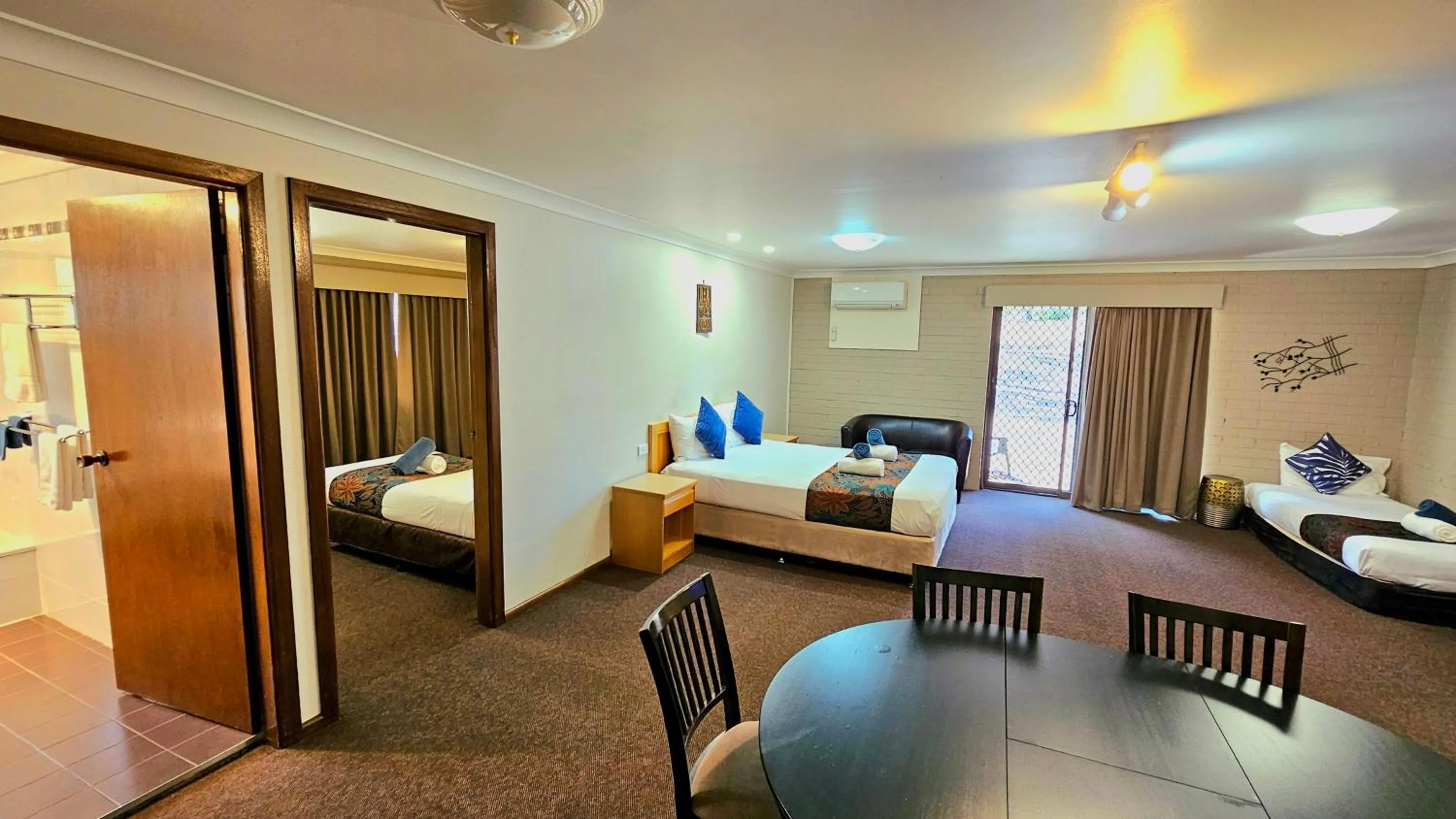 Photo of the whole room, Bed in Hilltops Retreat Motor Inn