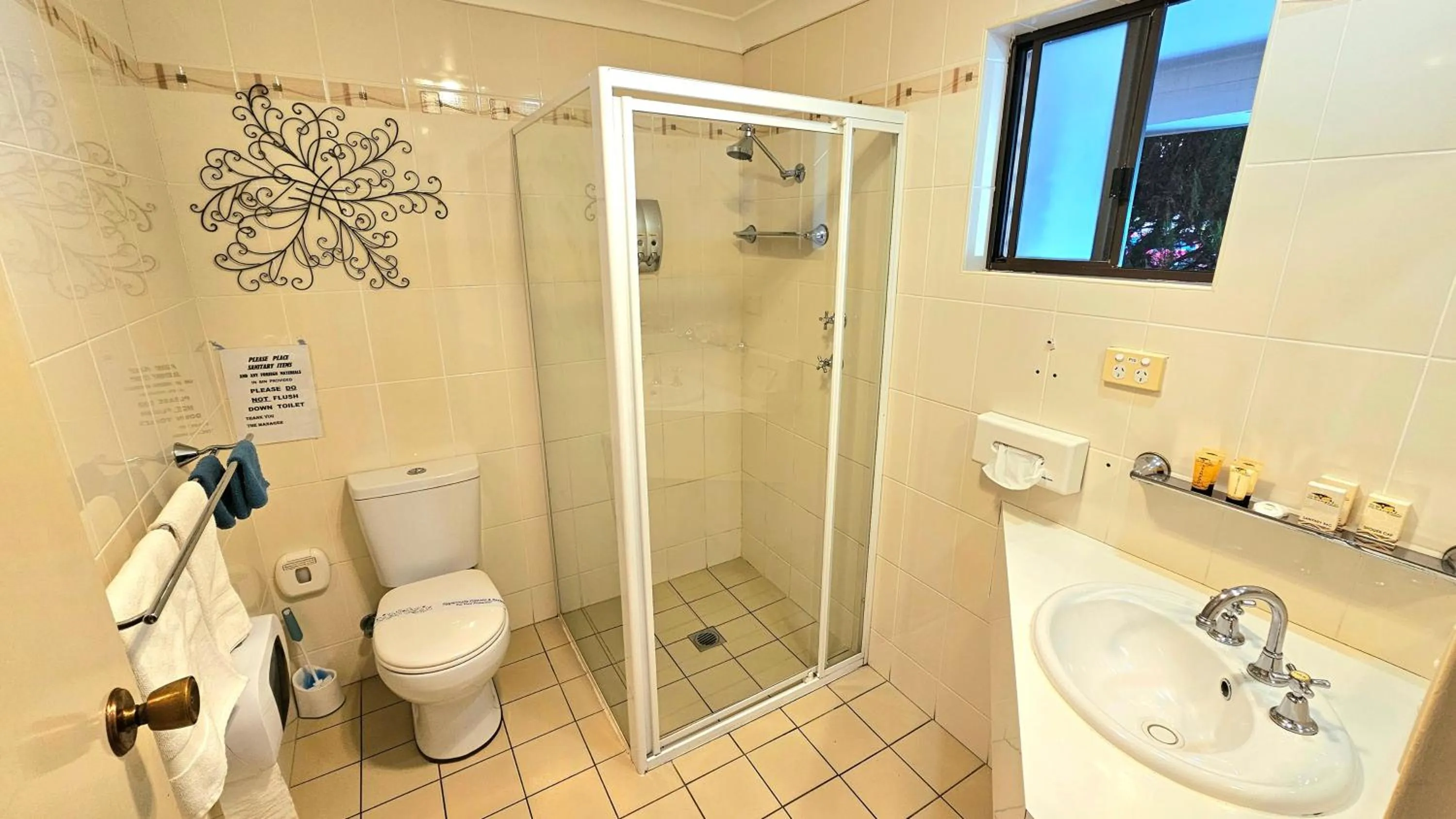 Shower in Hilltops Retreat Motor Inn