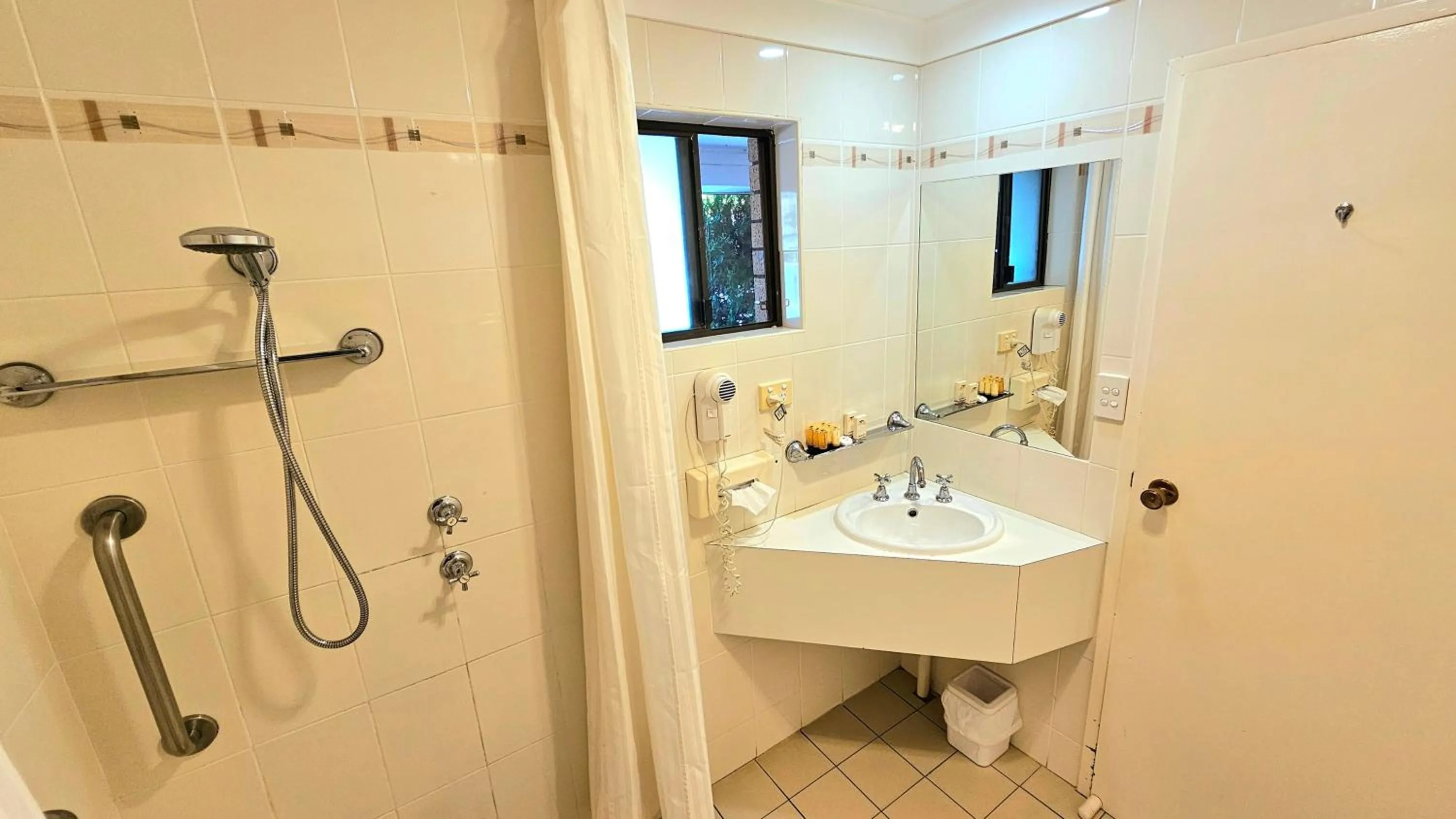 Shower in Hilltops Retreat Motor Inn