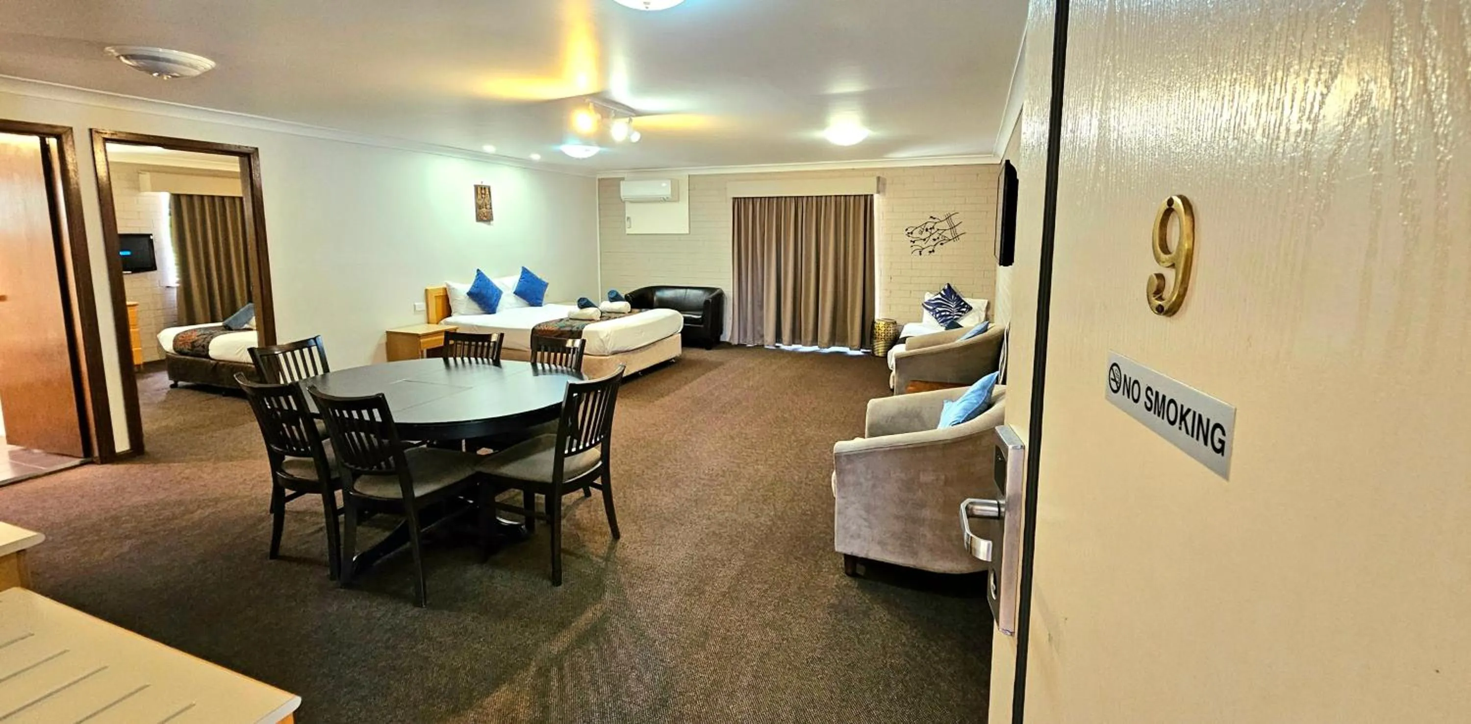 Photo of the whole room, Bed in Hilltops Retreat Motor Inn