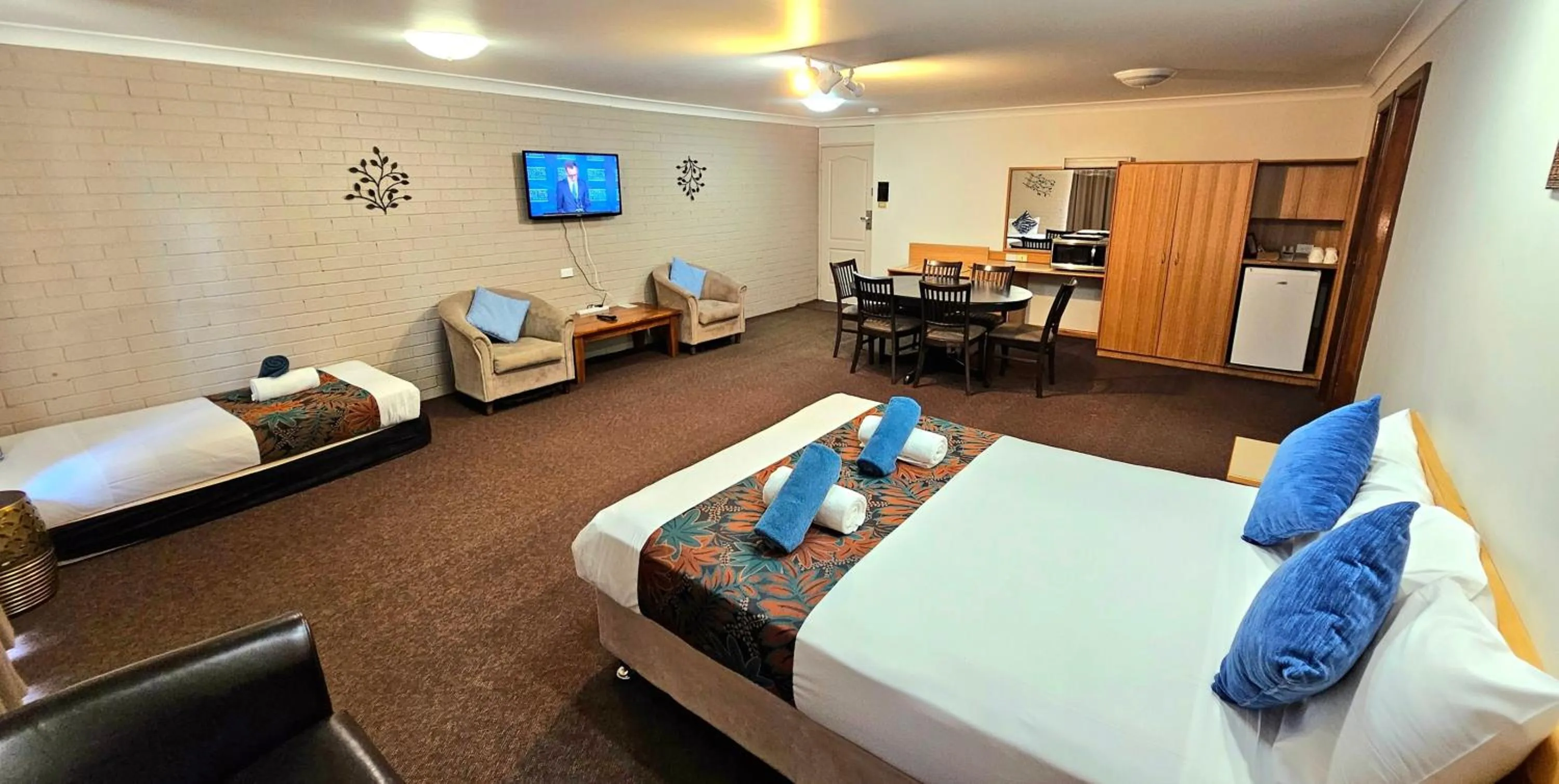 Bed in Hilltops Retreat Motor Inn