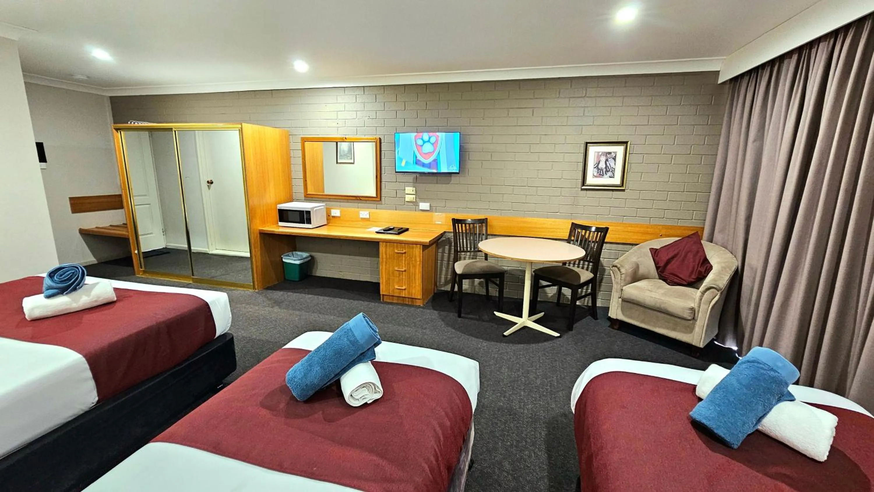 Photo of the whole room, Bed in Hilltops Retreat Motor Inn