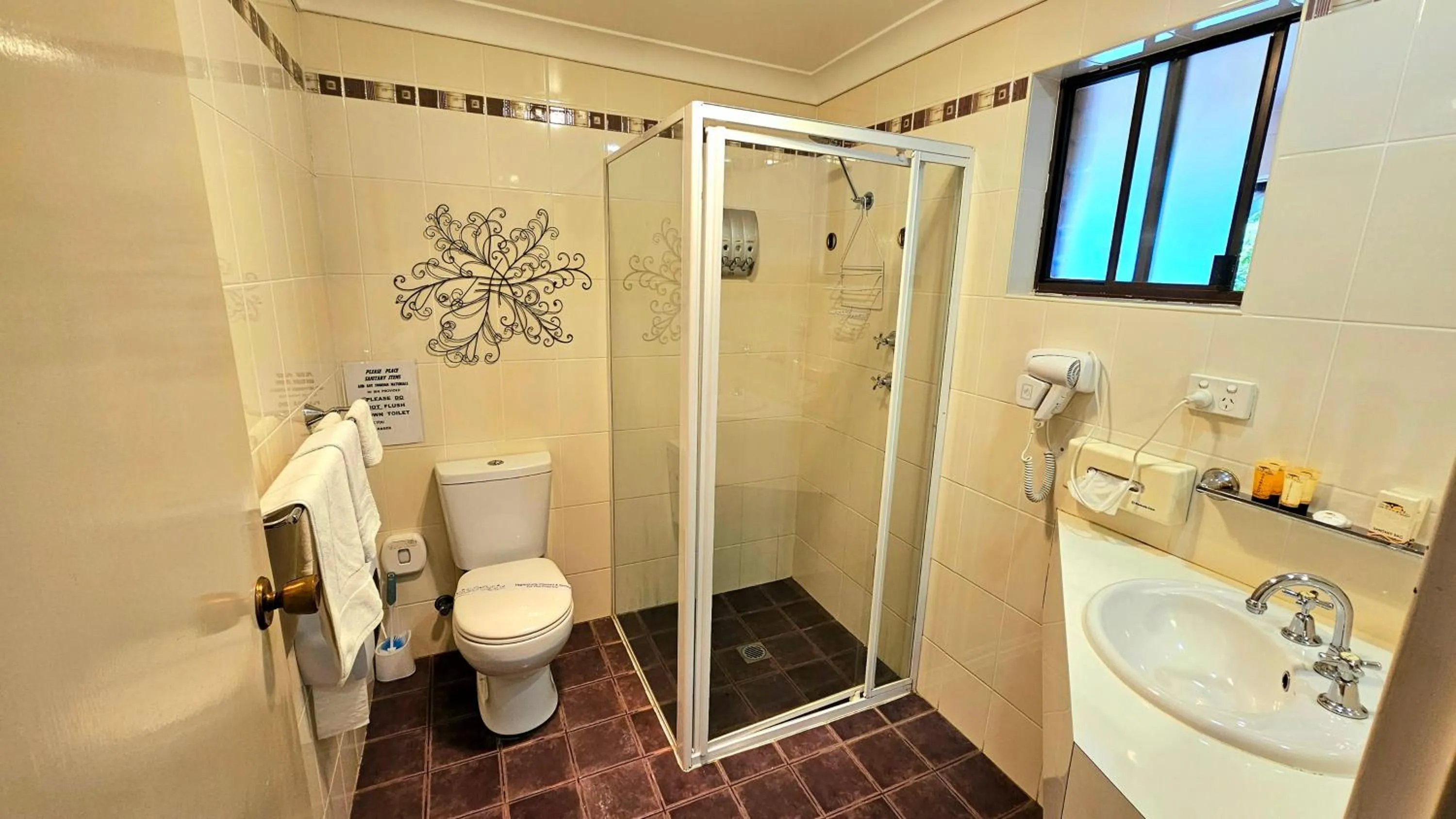 Toilet in Hilltops Retreat Motor Inn