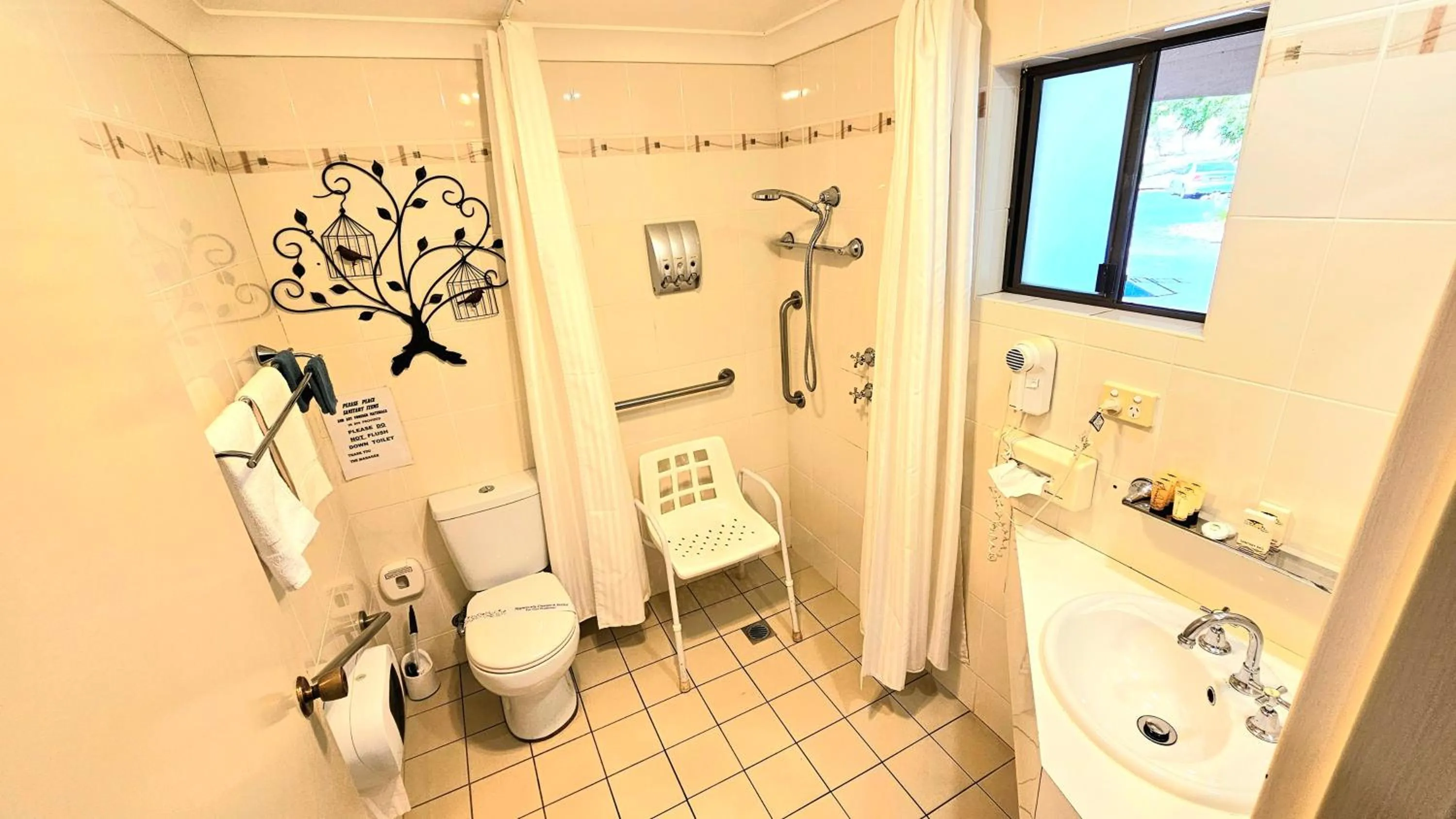 Shower in Hilltops Retreat Motor Inn