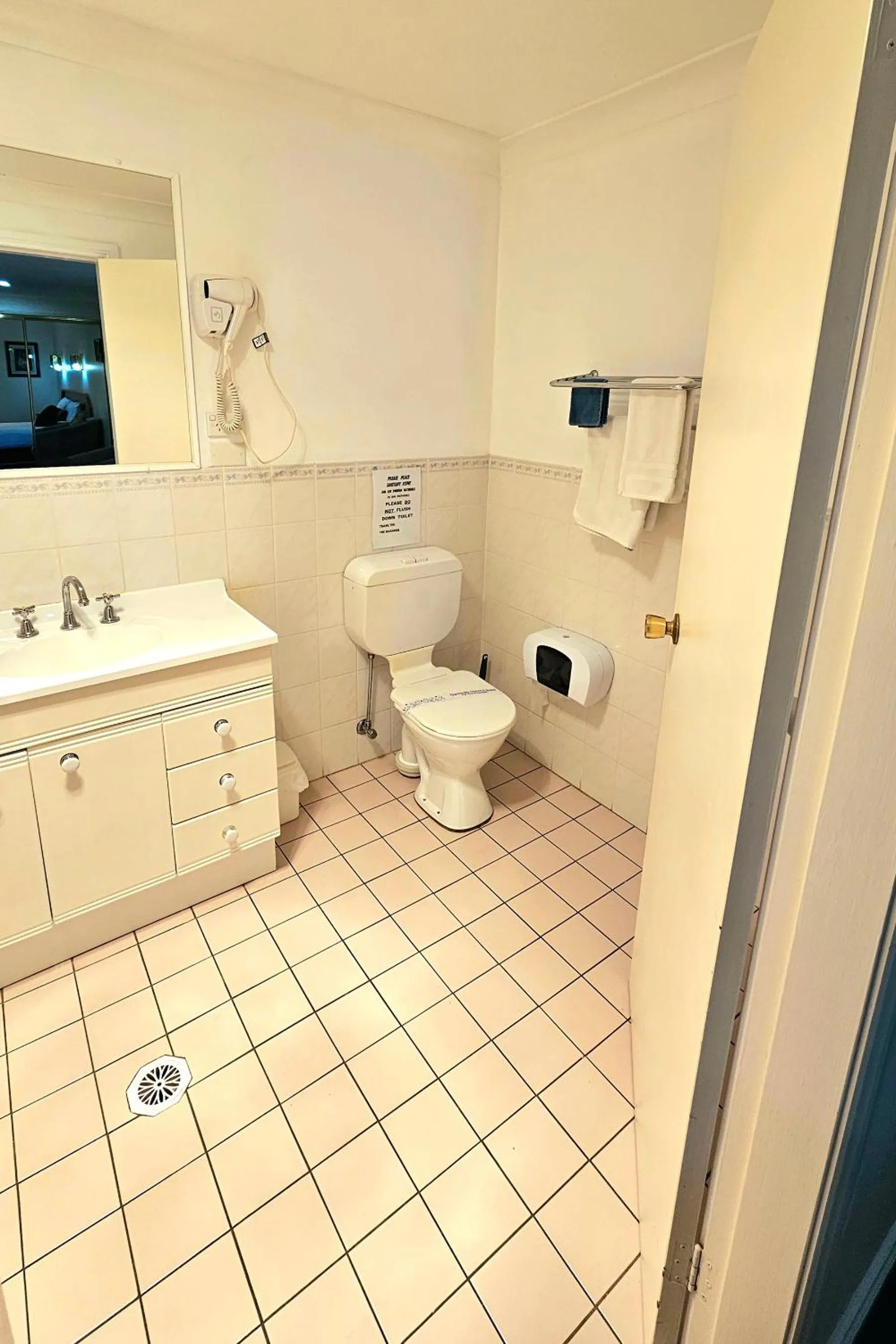 Bathroom in Hilltops Retreat Motor Inn