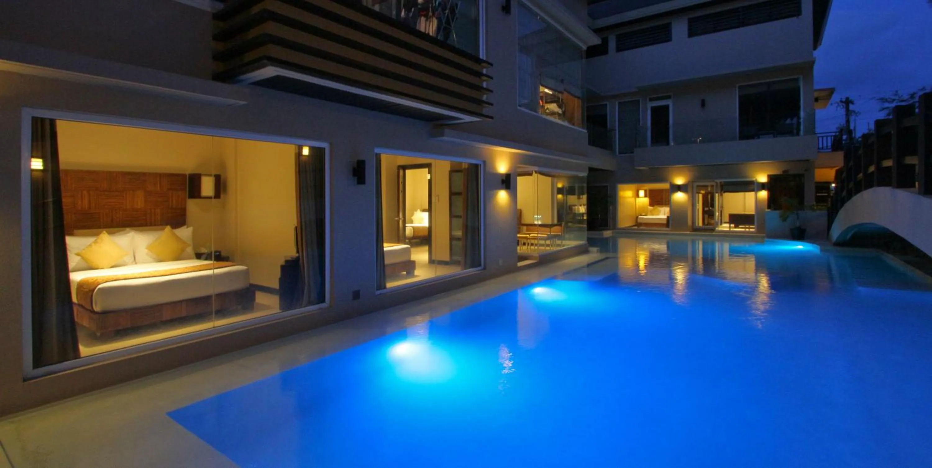 Swimming pool in Two Seasons Boracay Resort