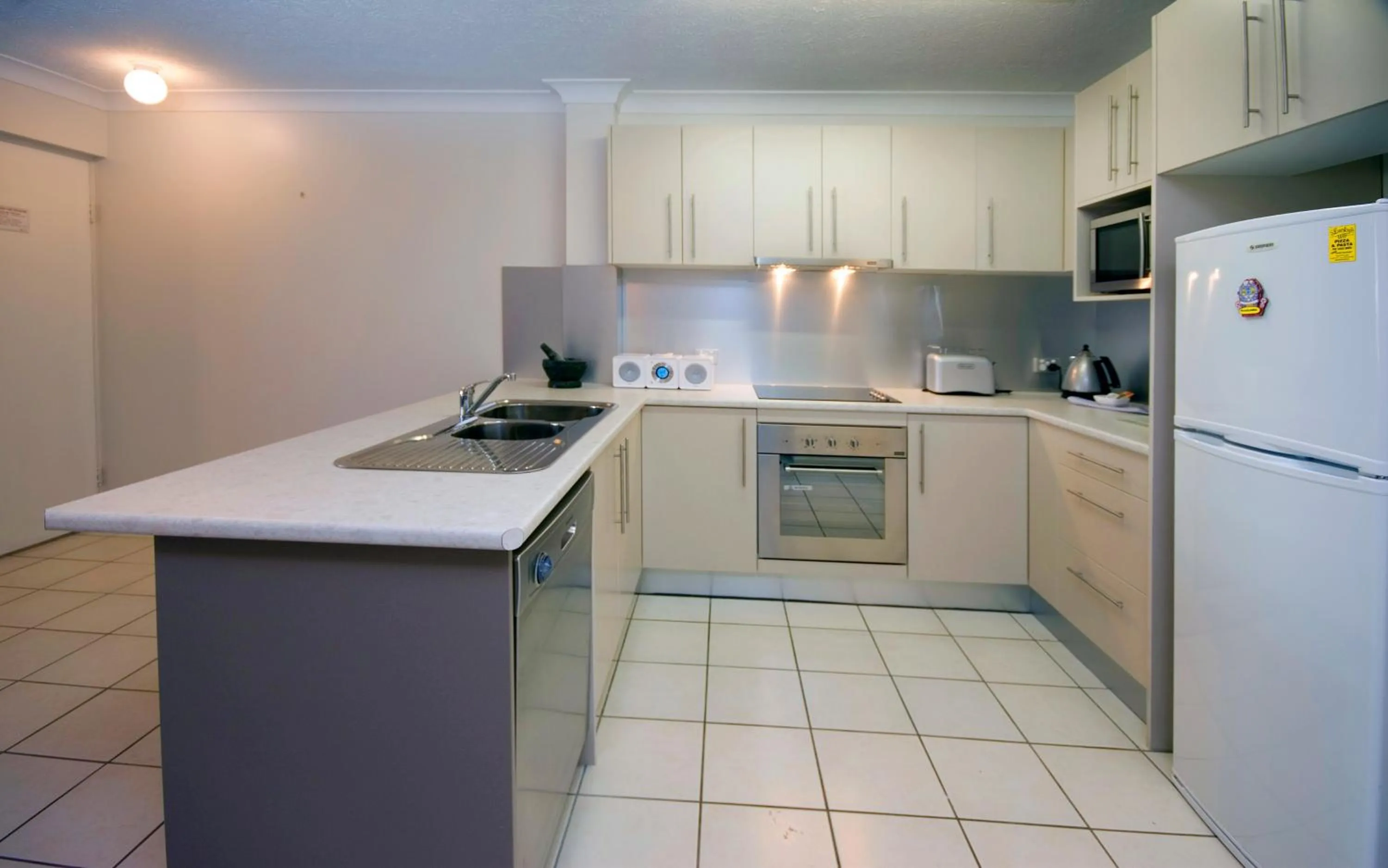Kitchen or kitchenette in Headland Tropicana Resort