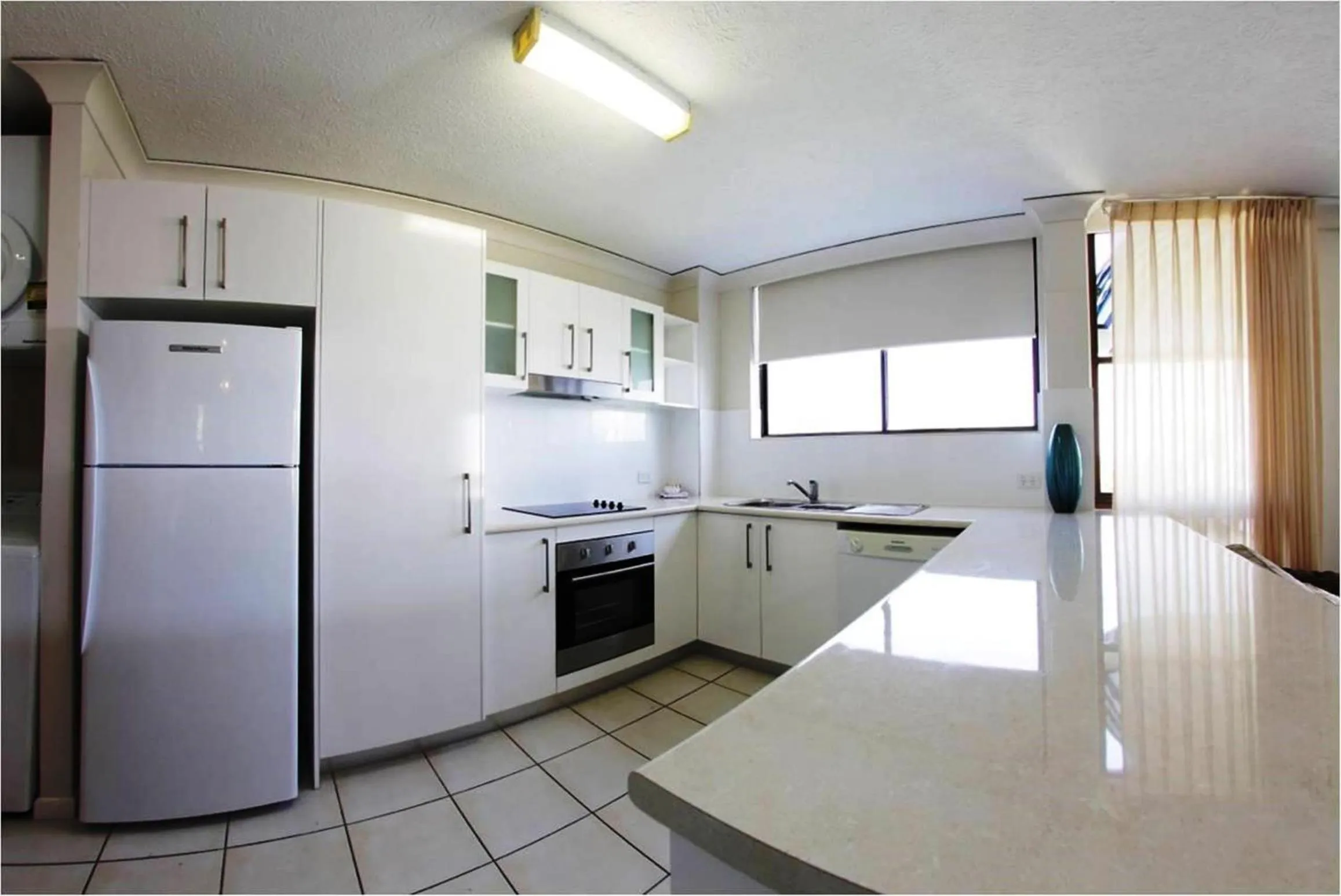 Kitchen or kitchenette in Headland Tropicana Resort