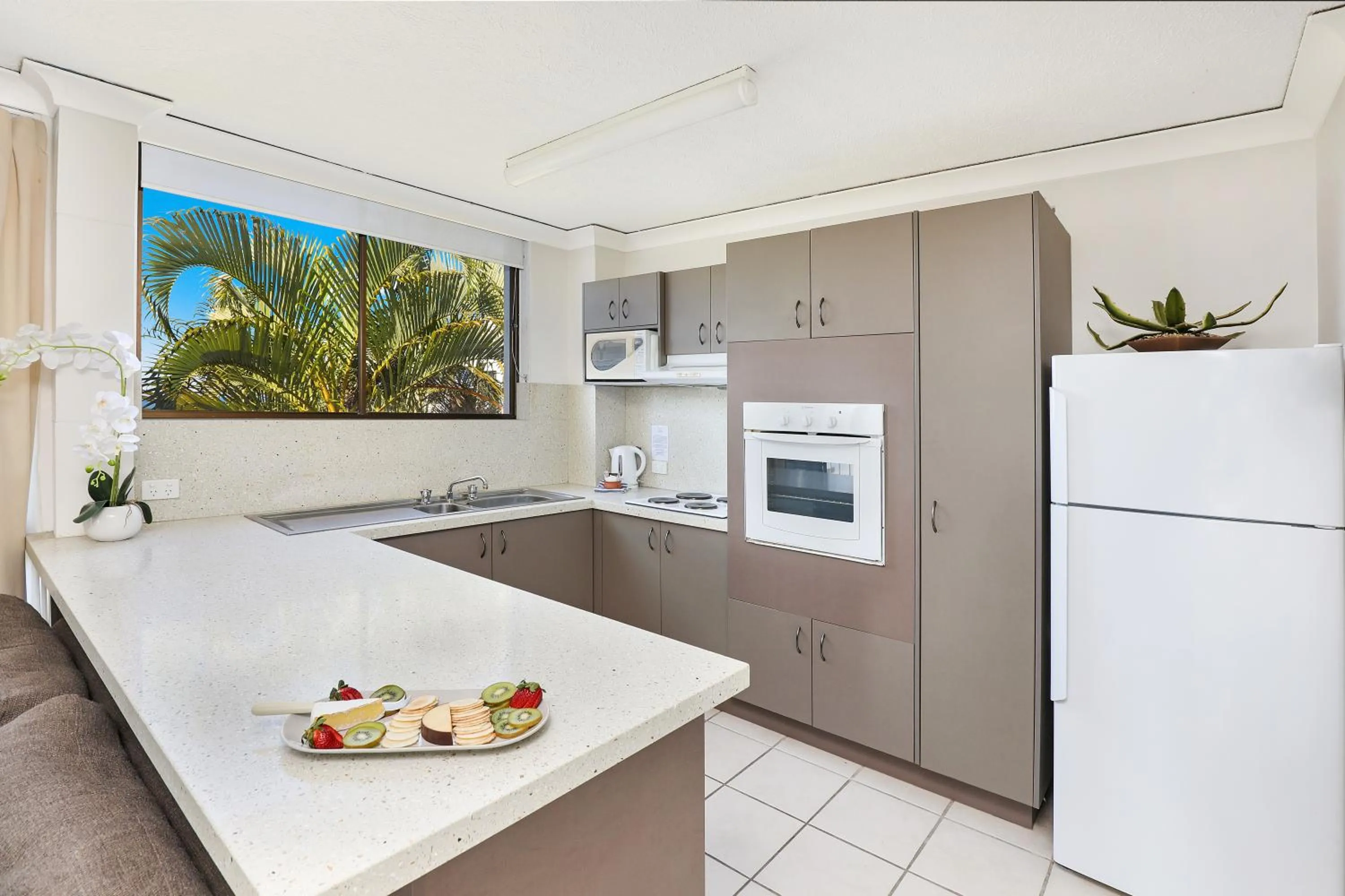 Kitchen or kitchenette in Headland Tropicana Resort