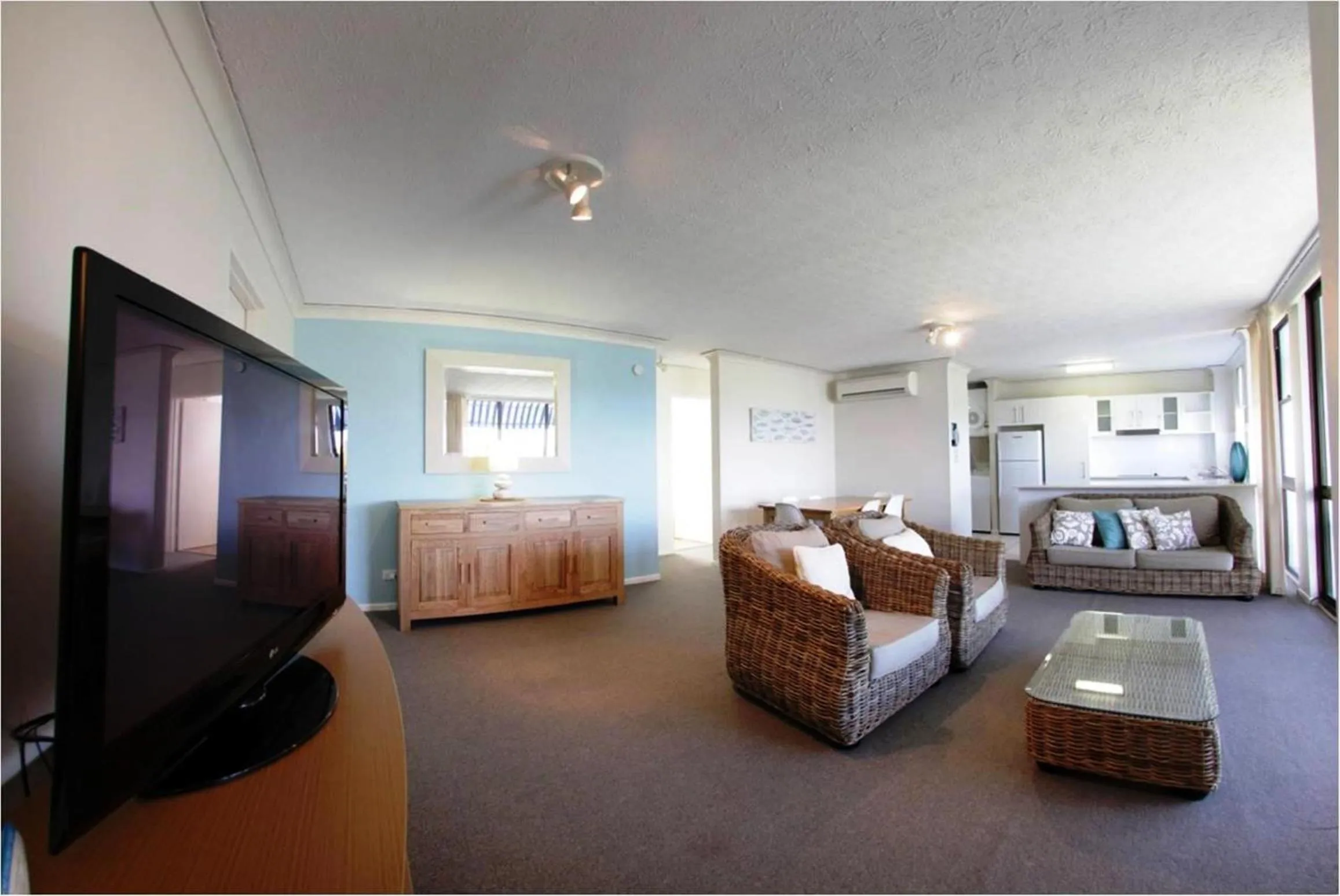 Communal lounge/ TV room in Headland Tropicana Resort