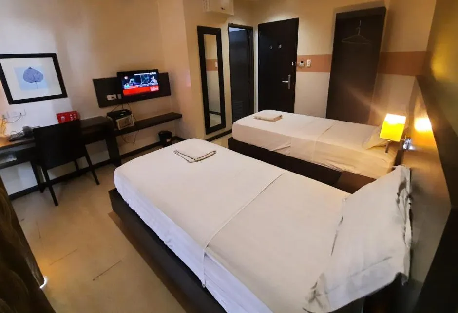 Bed in Lorenzzo Suites Hotel Makati