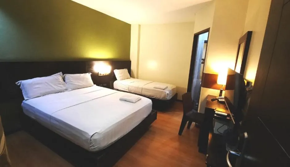 Bed in Lorenzzo Suites Hotel Makati