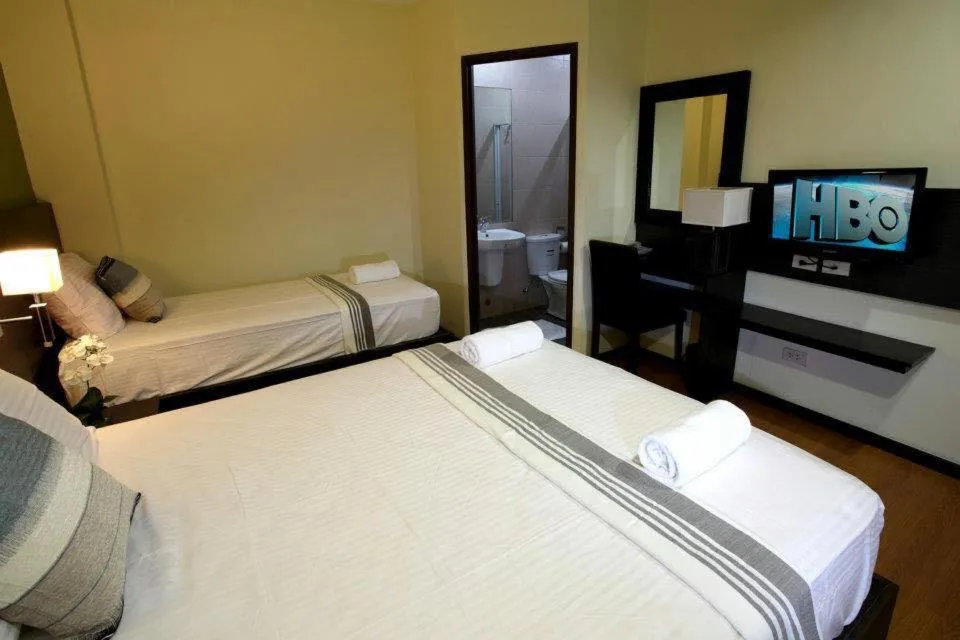 Bed in Lorenzzo Suites Hotel Makati