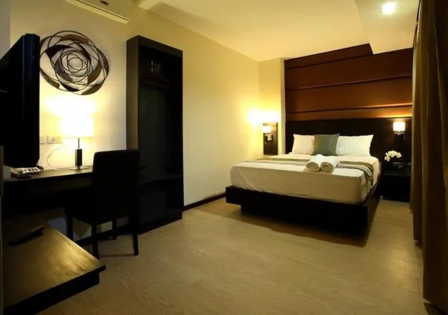 Bed in Lorenzzo Suites Hotel Makati