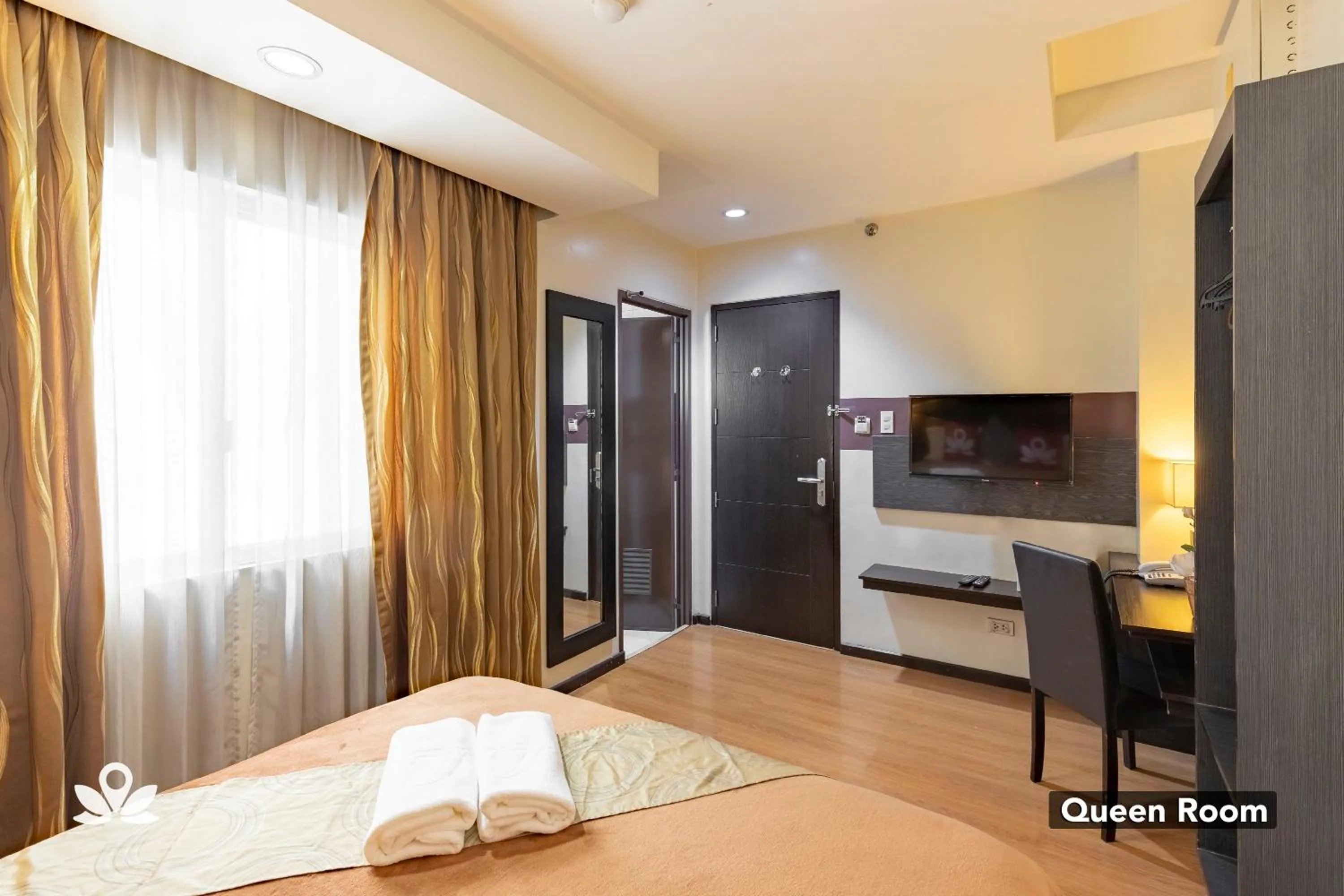 Bedroom, Bed in Lorenzzo Suites Hotel Makati