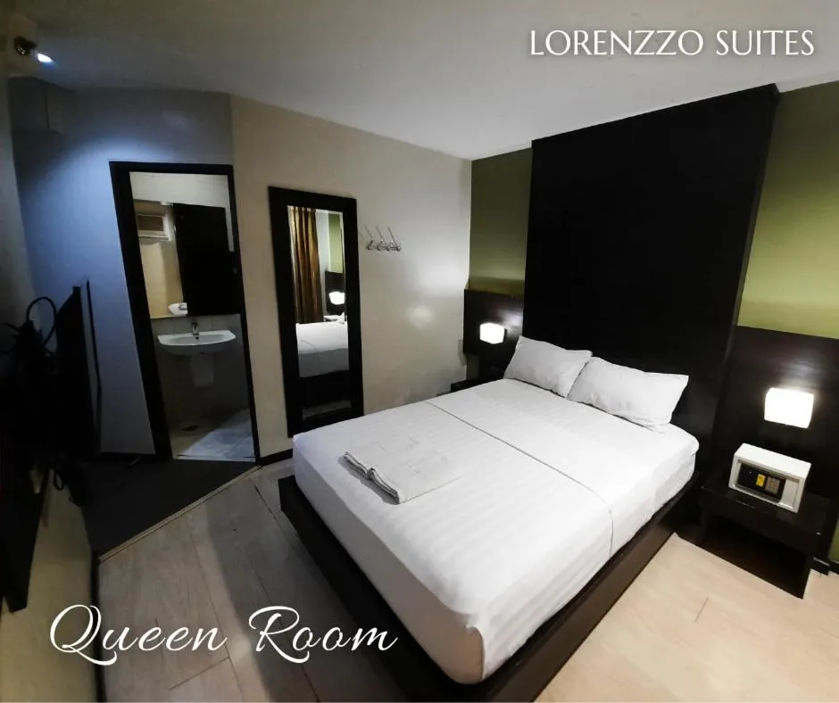 Bed in Lorenzzo Suites Hotel Makati