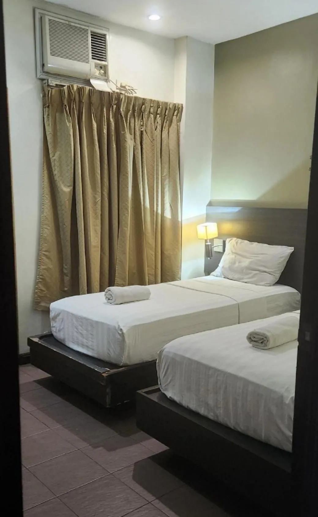 Bed in Lorenzzo Suites Hotel Makati