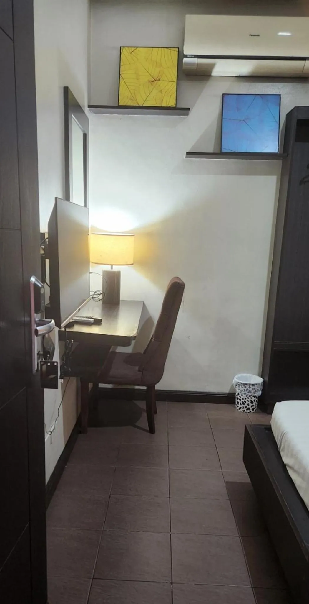 Bed in Lorenzzo Suites Hotel Makati