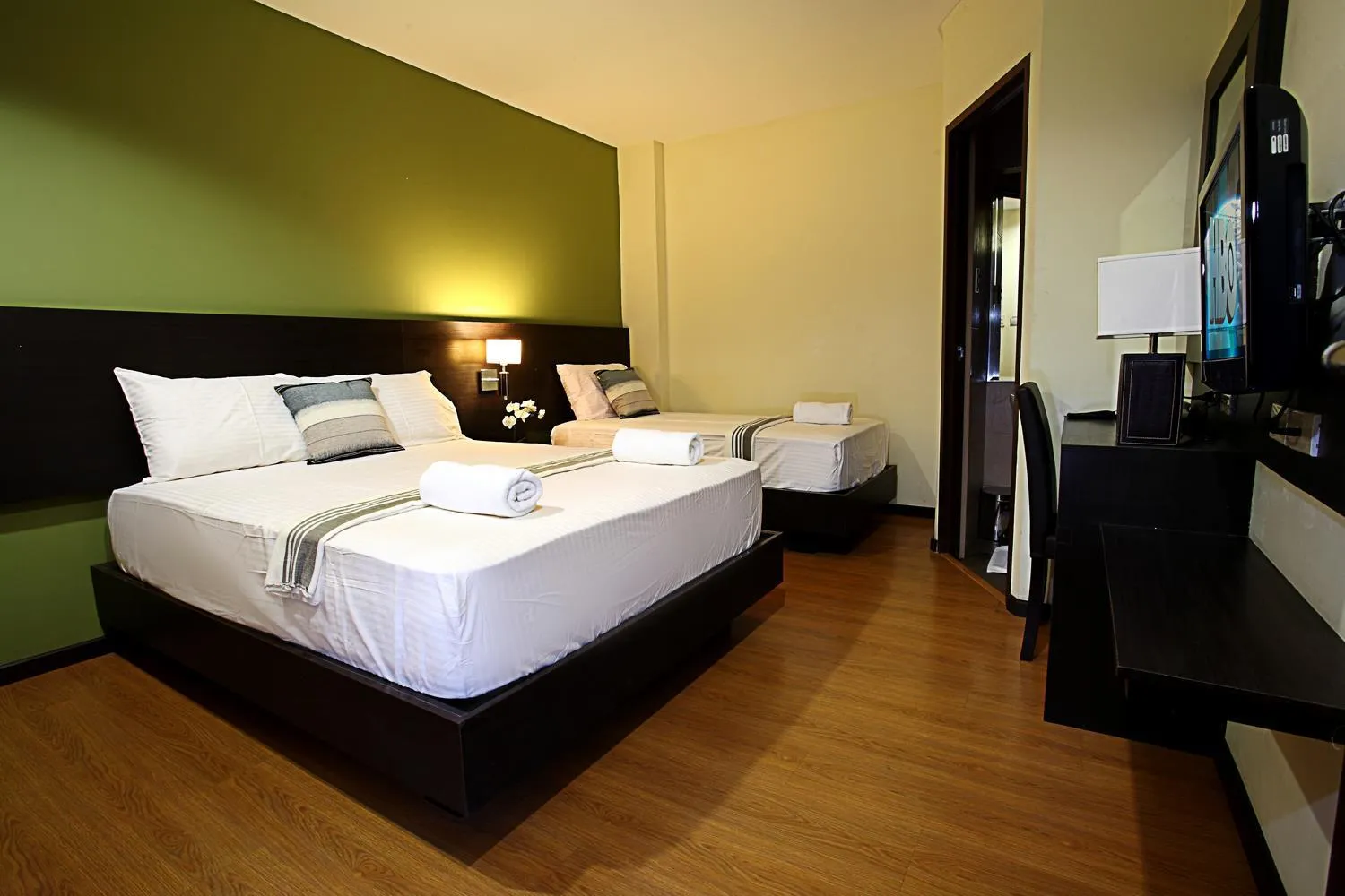 Bed in Lorenzzo Suites Hotel Makati