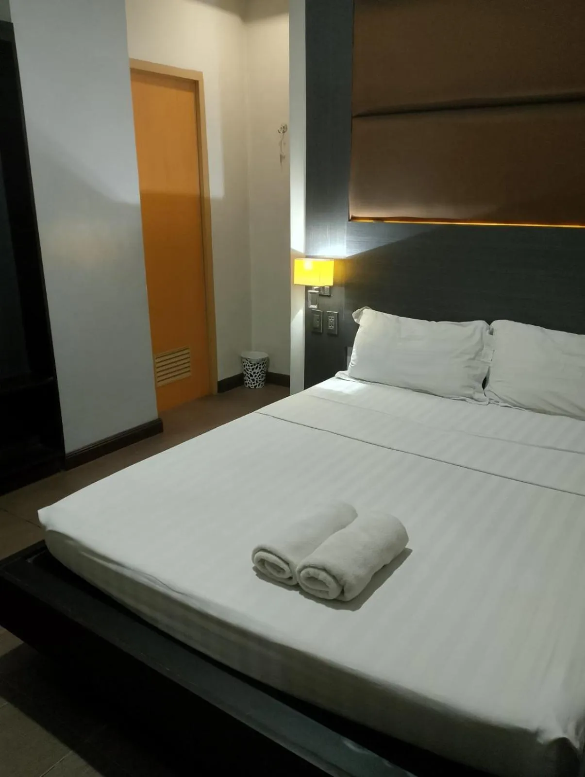 Bed in Lorenzzo Suites Hotel Makati