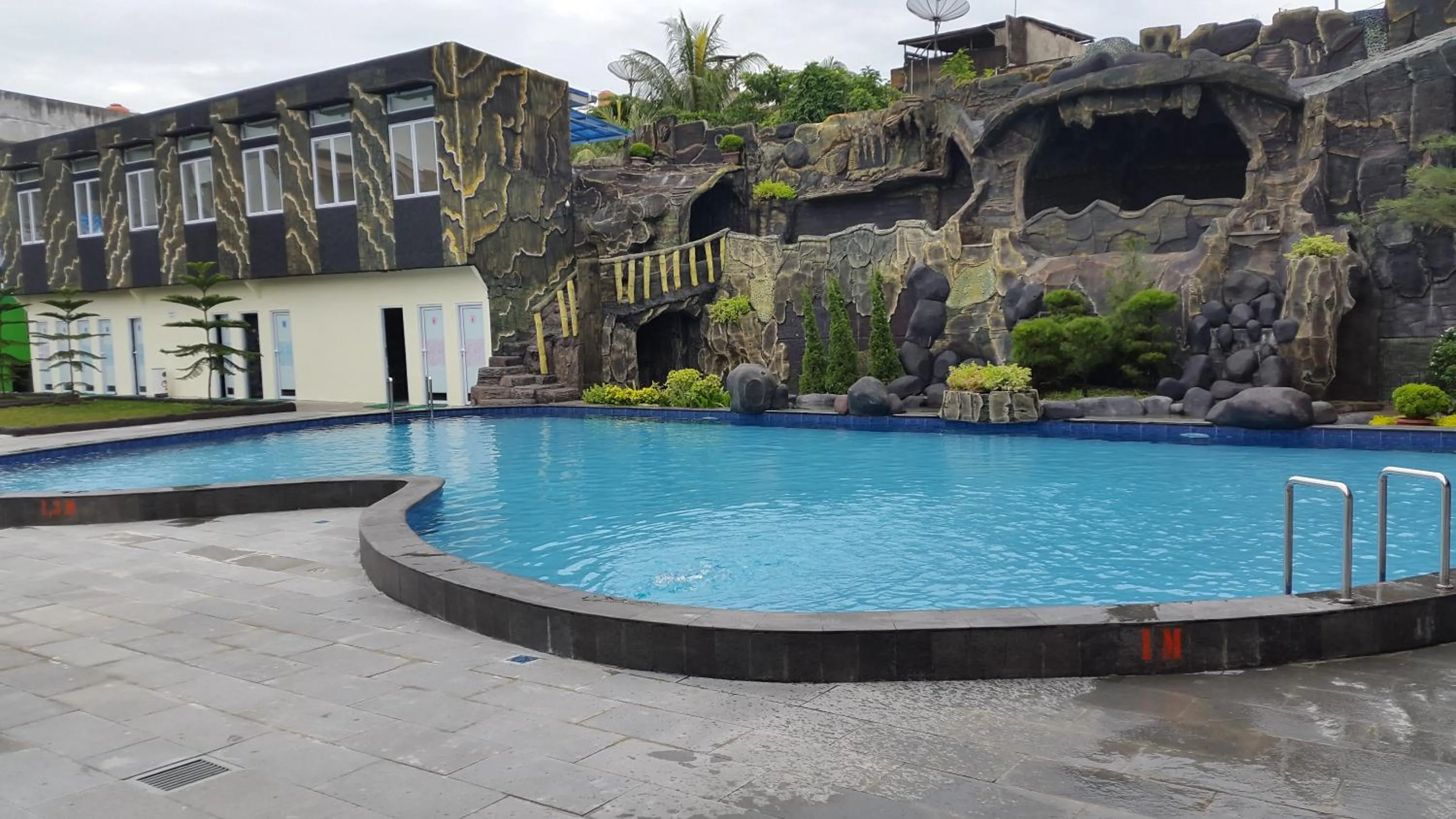Swimming pool in Angkasa Garden Hotel