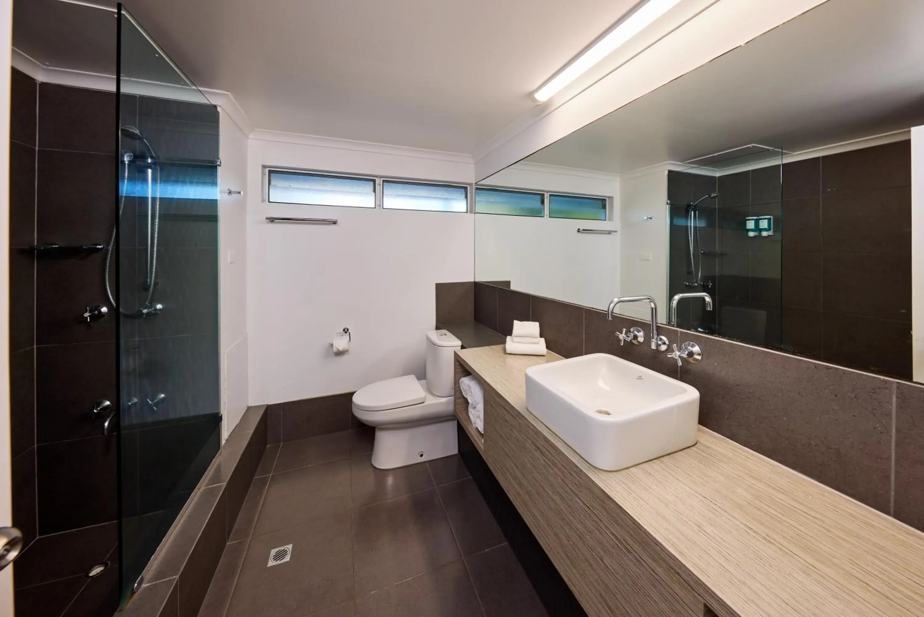 Queen Room - Beachfront in Club Wyndham Mission Beach Queen Room - Beachfront in Club Wyndham Mission Beach