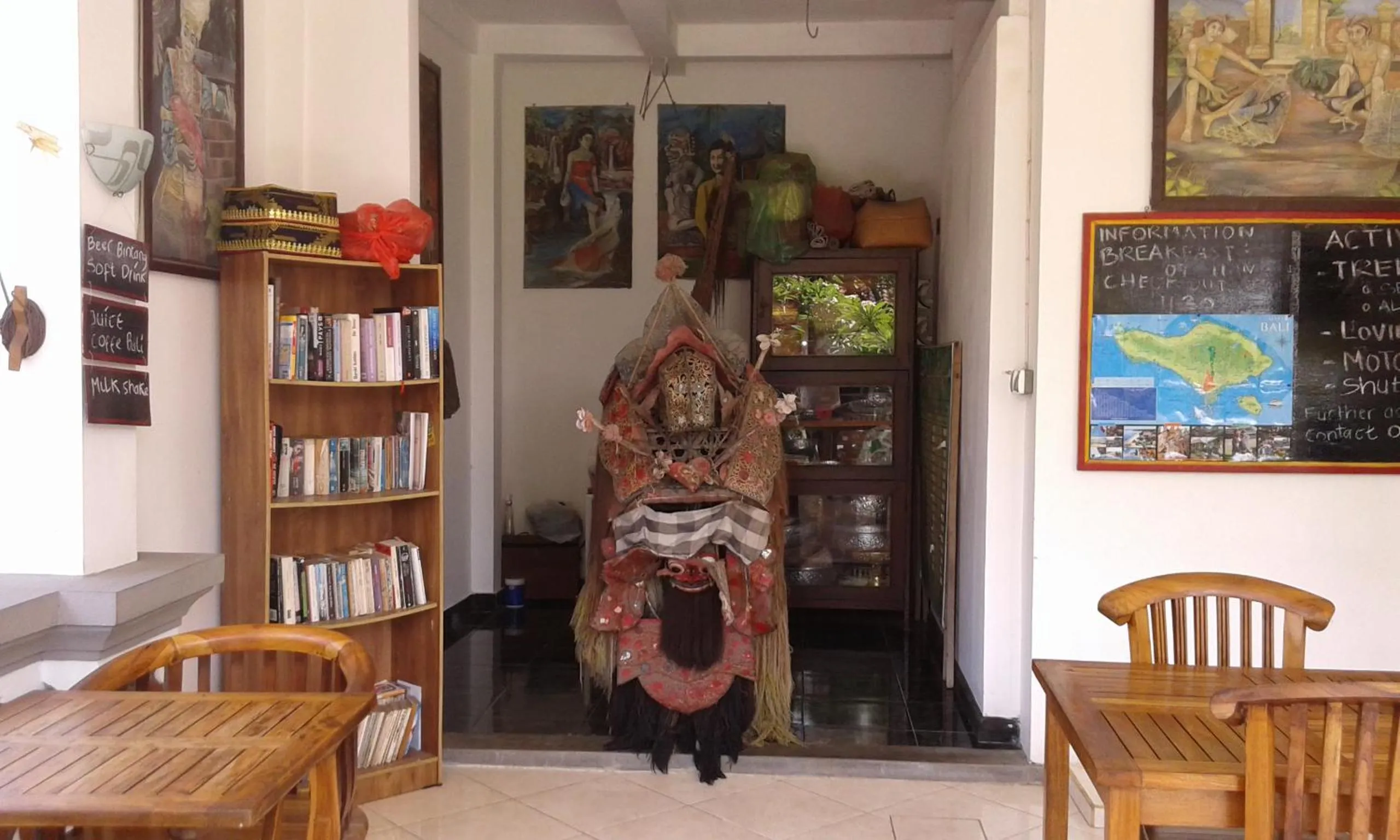 Library in Puri Mandhara Lovina