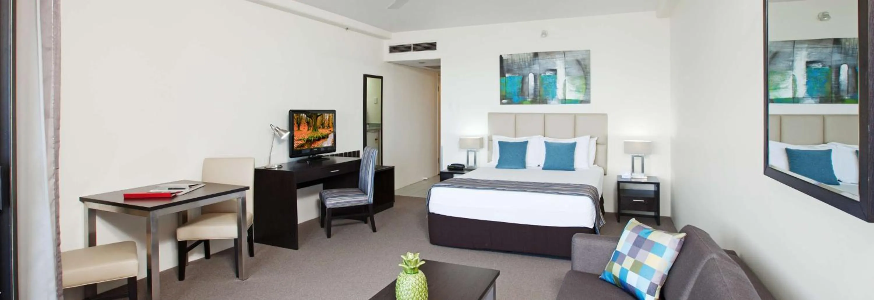 Bedroom, Bed in Rydges Esplanade Resort Cairns