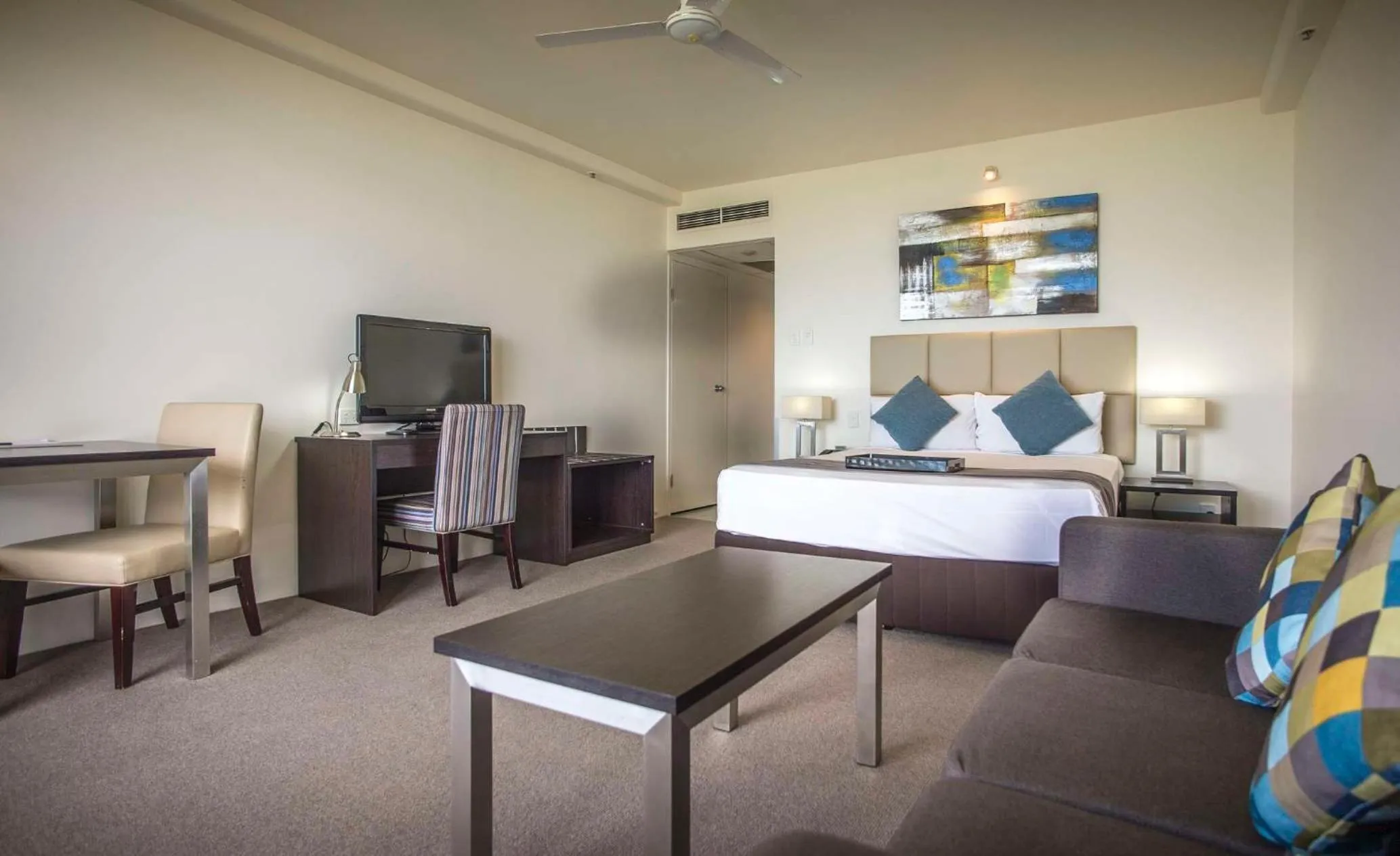 Bedroom, Bed in Rydges Esplanade Resort Cairns