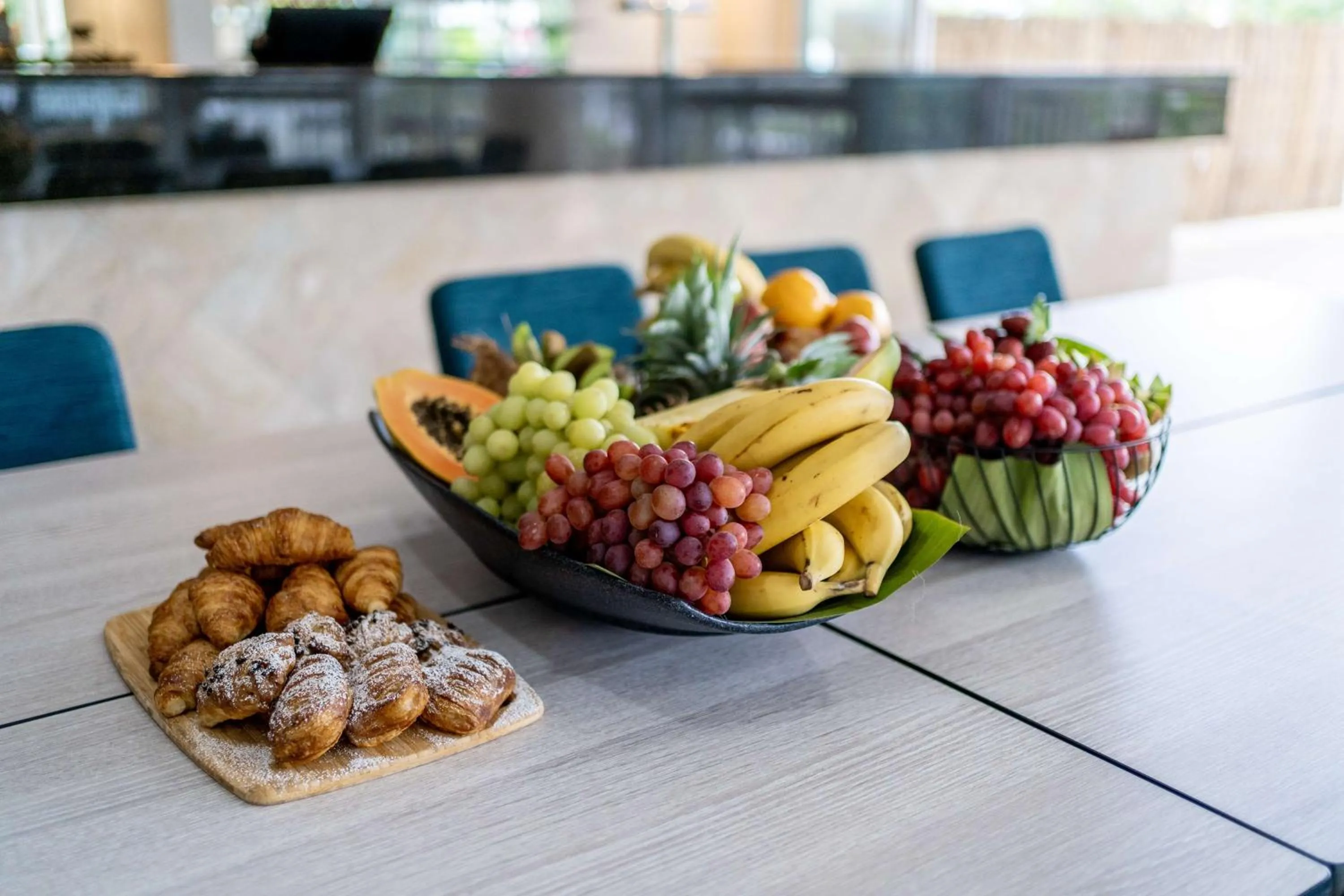 Food and drinks in Rydges Esplanade Resort Cairns