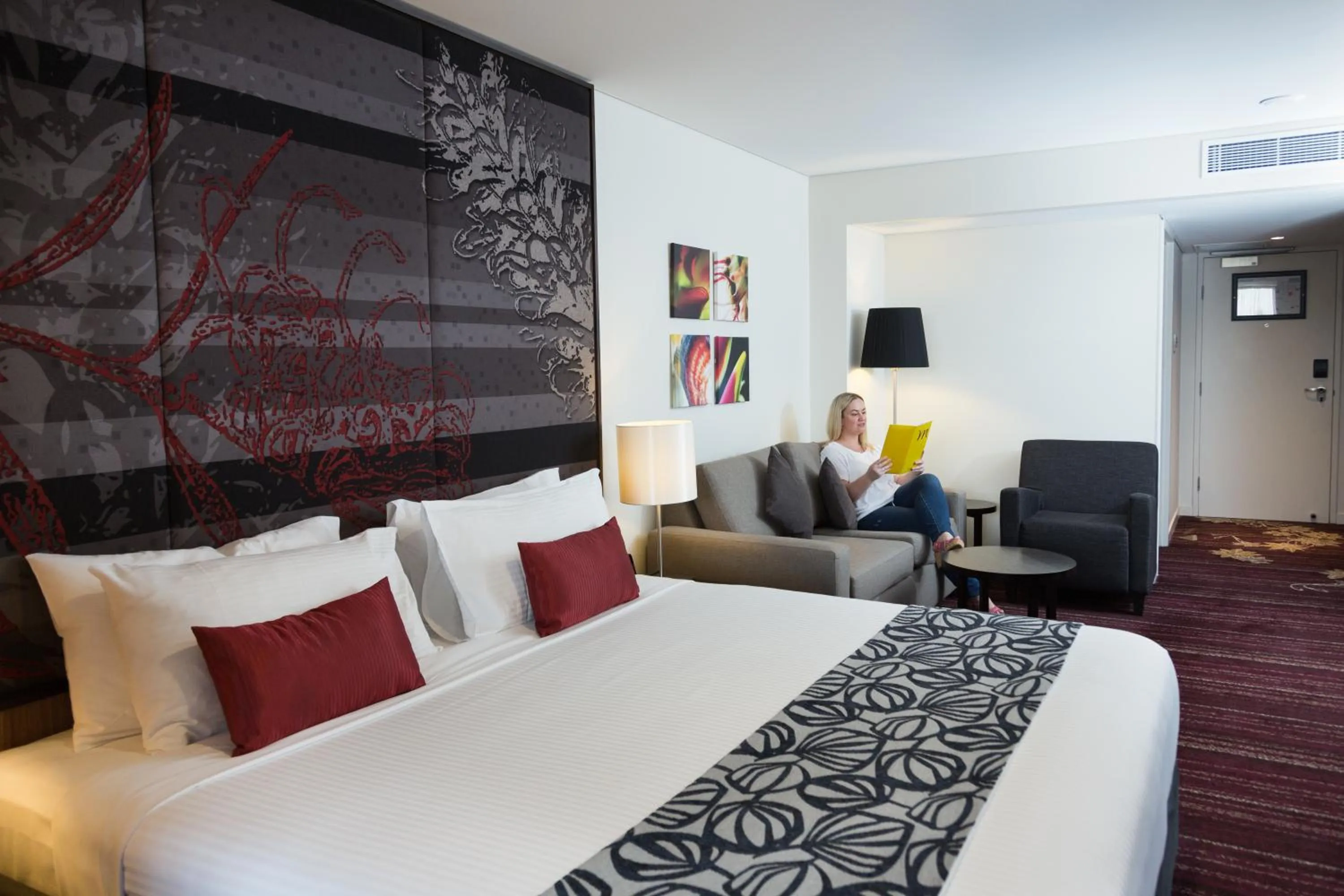 Seating area, Bed in Mantra Gladstone