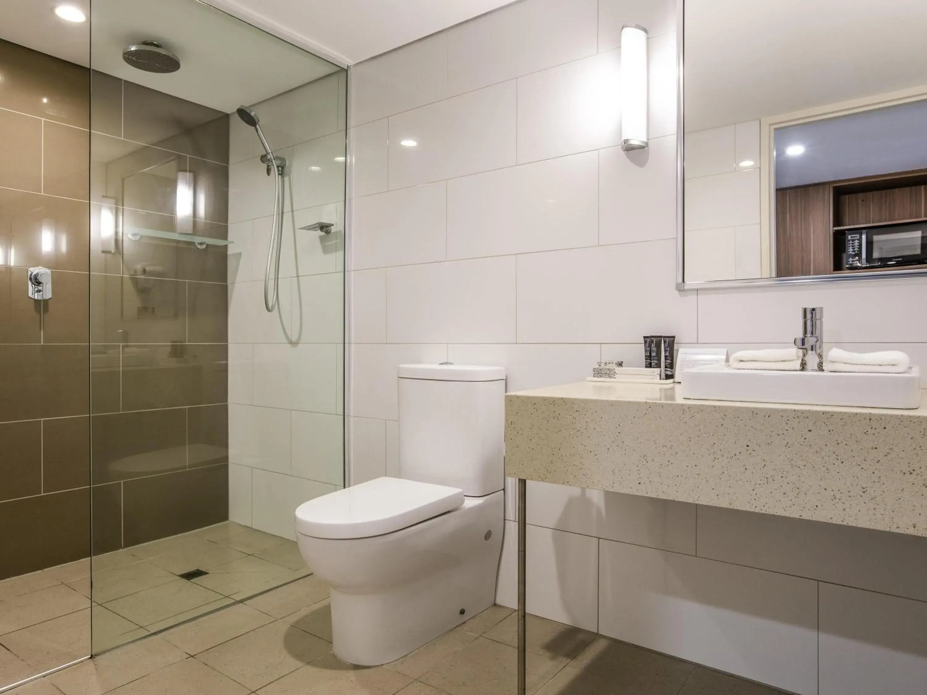 Superior Queen Suite with Balcony in Mantra Gladstone Superior Queen Suite with Balcony in Mantra Gladstone