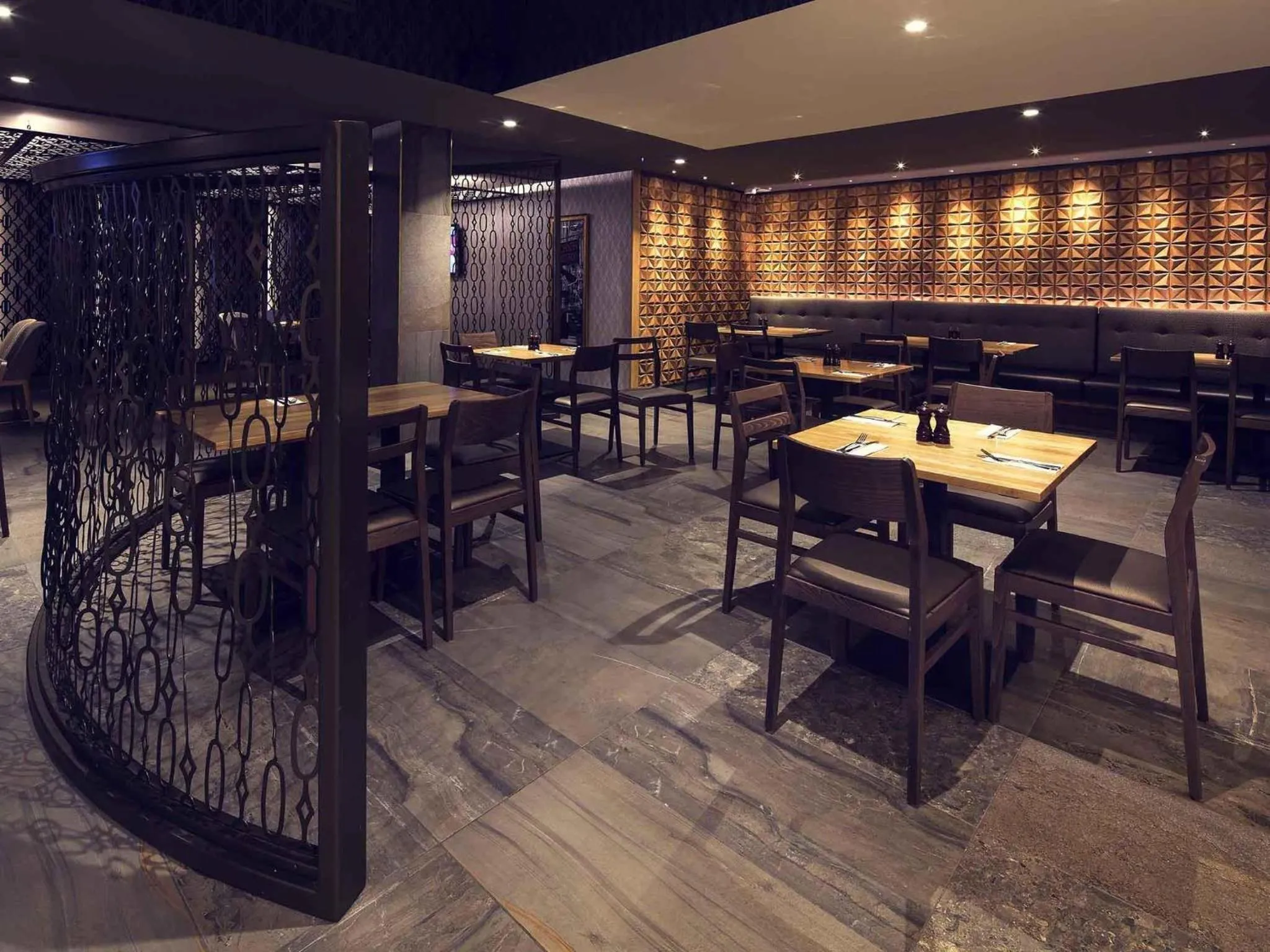 Restaurant/places to eat in Mantra Gladstone