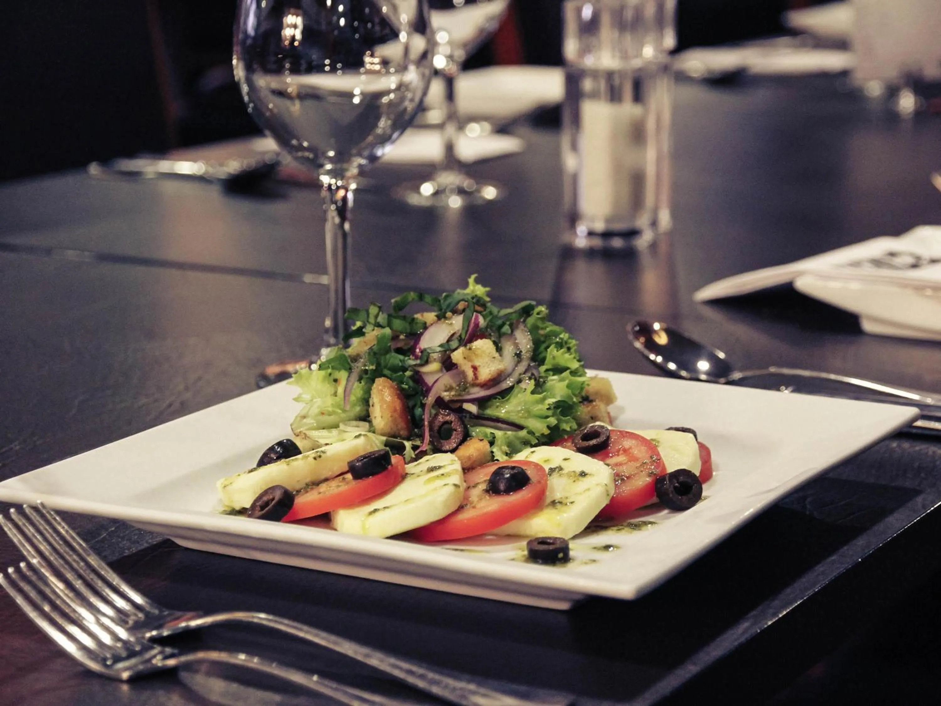 Restaurant/places to eat in Mantra Gladstone